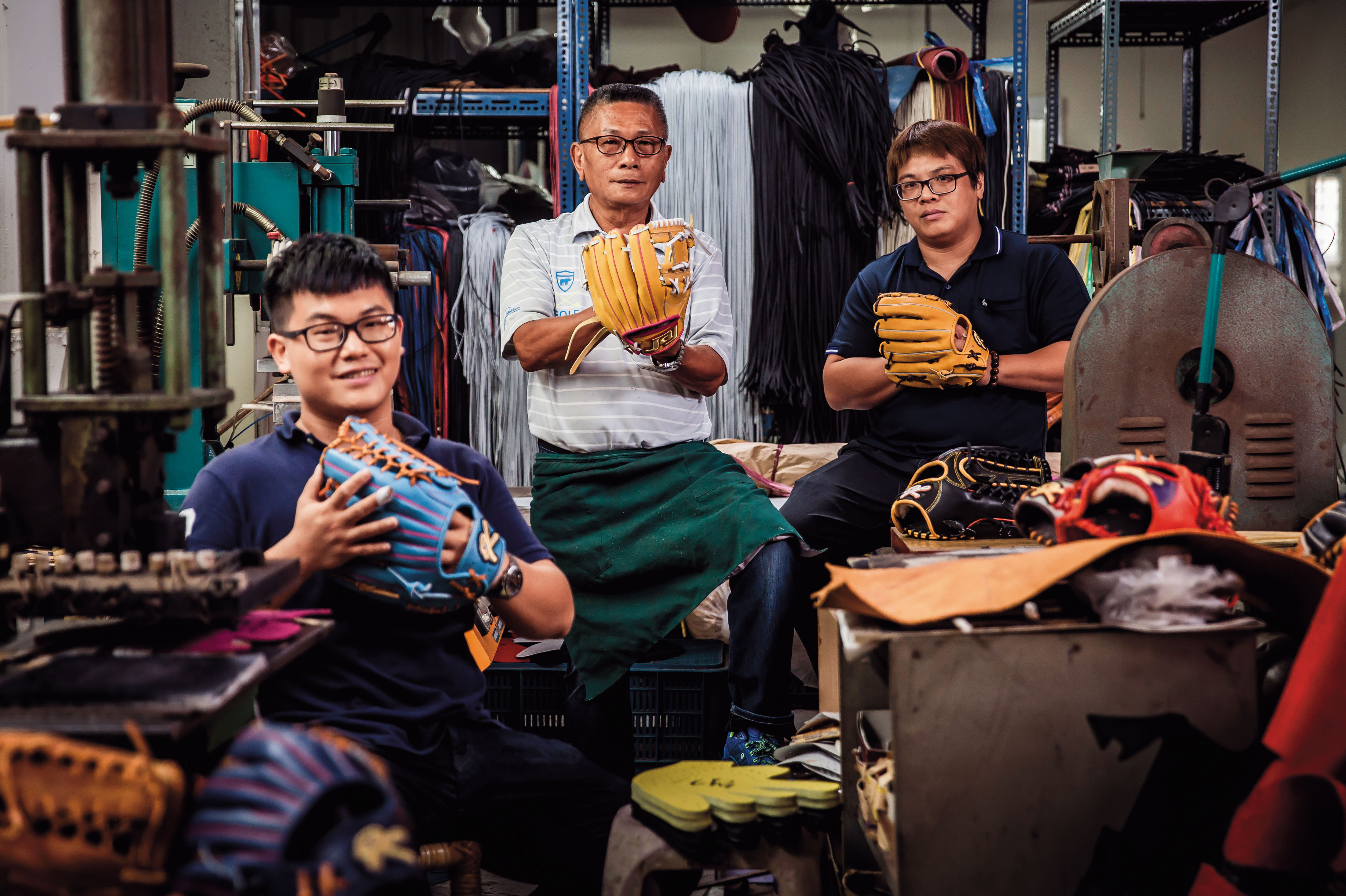 蘇文得（中）一份工做了近50年，是台灣少數仍在做棒球手套的老師傅。2個兒子也跟他在身邊學功夫。