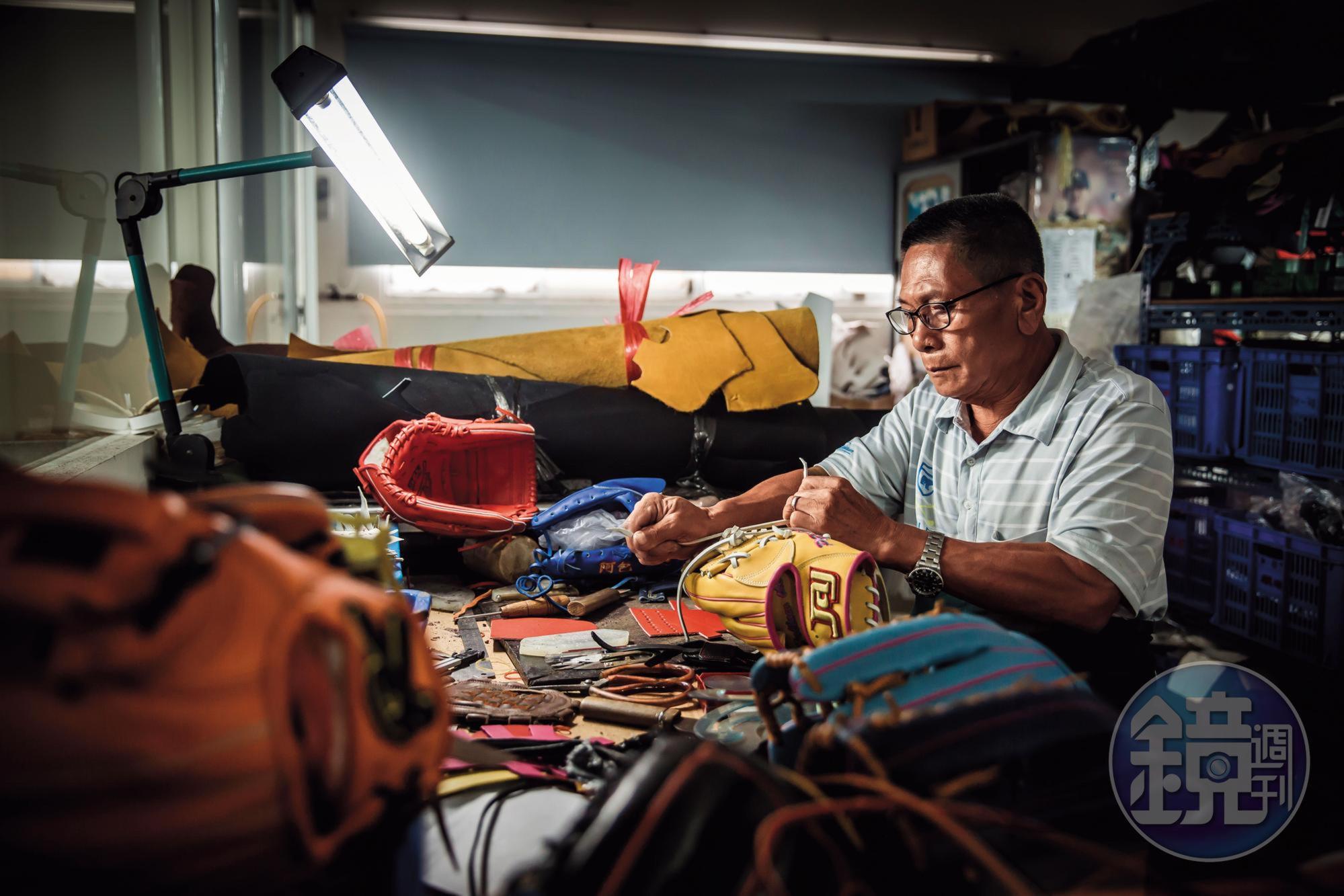 國小畢業就在棒球手套工廠當學徒，蘇文得技術純熟，卻沒一絲放鬆，做任何一道工序都只有專注。