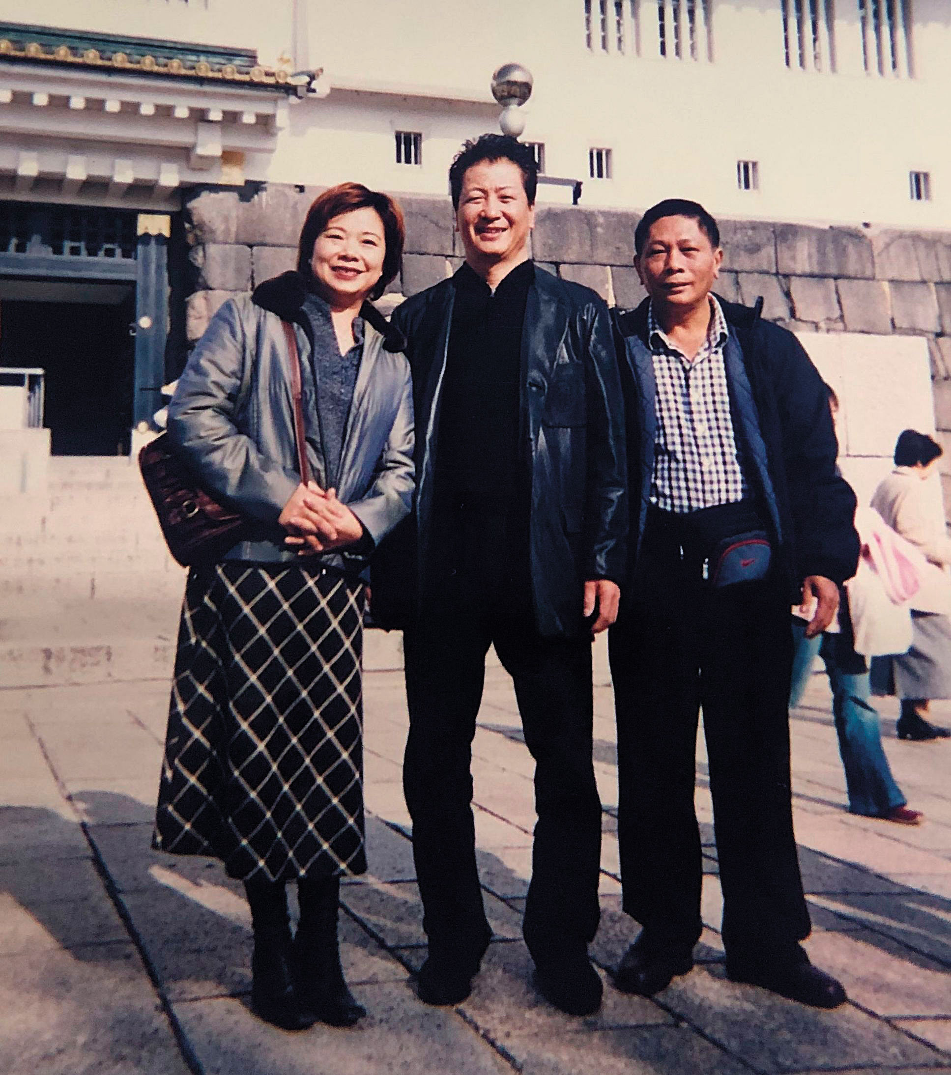蘇文得夫妻與日本知名品牌社長(中)合作近20年,也建立了友誼。(麒琳實業提供)