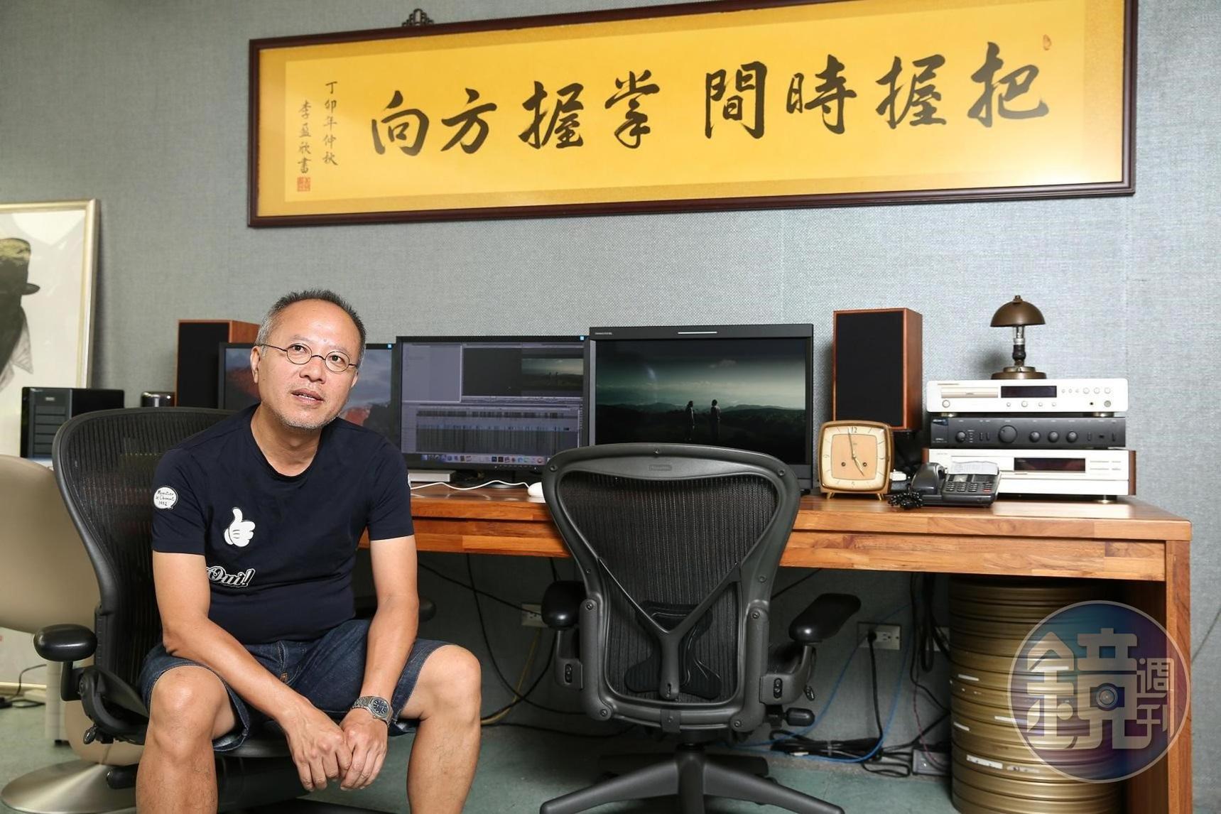 「把握時間、掌握方向」是《陽光普照》中男主角陳以文工作場所的標語，編導鍾孟宏也將美術組製作的牌匾掛在工作室。