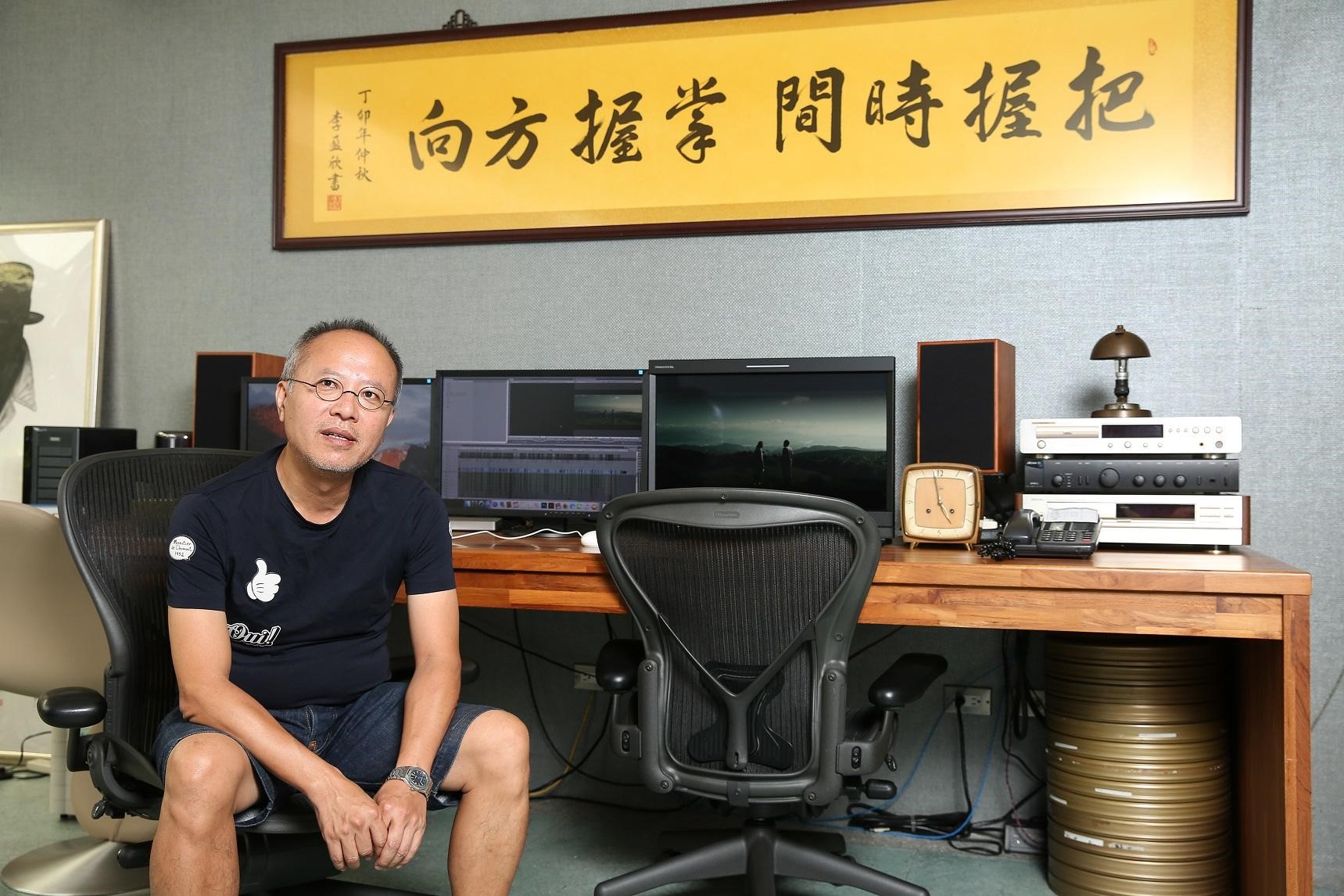 「把握時間、掌握方向」是《陽光普照》中男主角陳以文工作場所的標語,編導鍾孟宏也將美術組製作的牌匾掛在工作室。