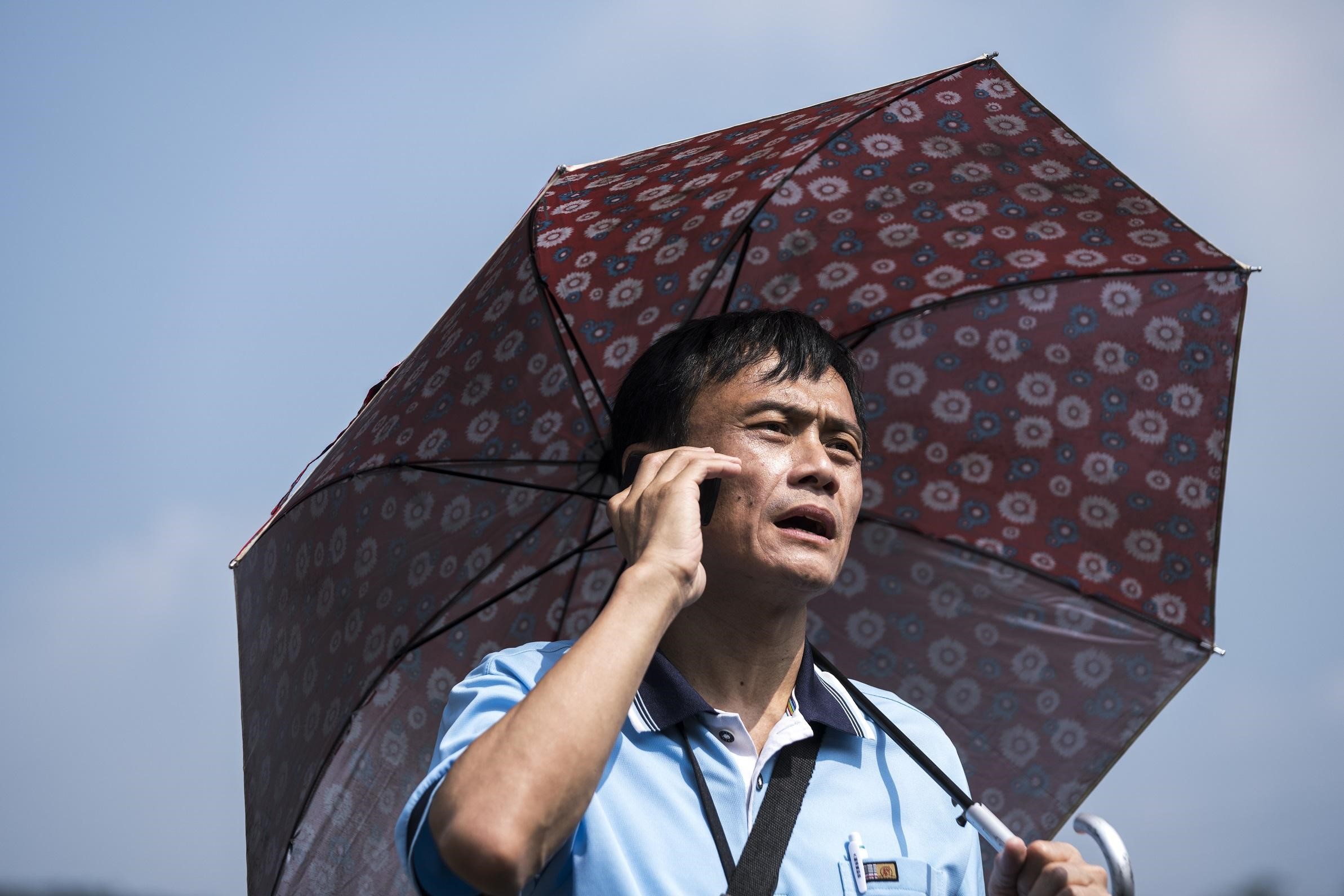 男主角陳以文在駕訓班當教練，還撐著傘教開車。　（甲上提供）