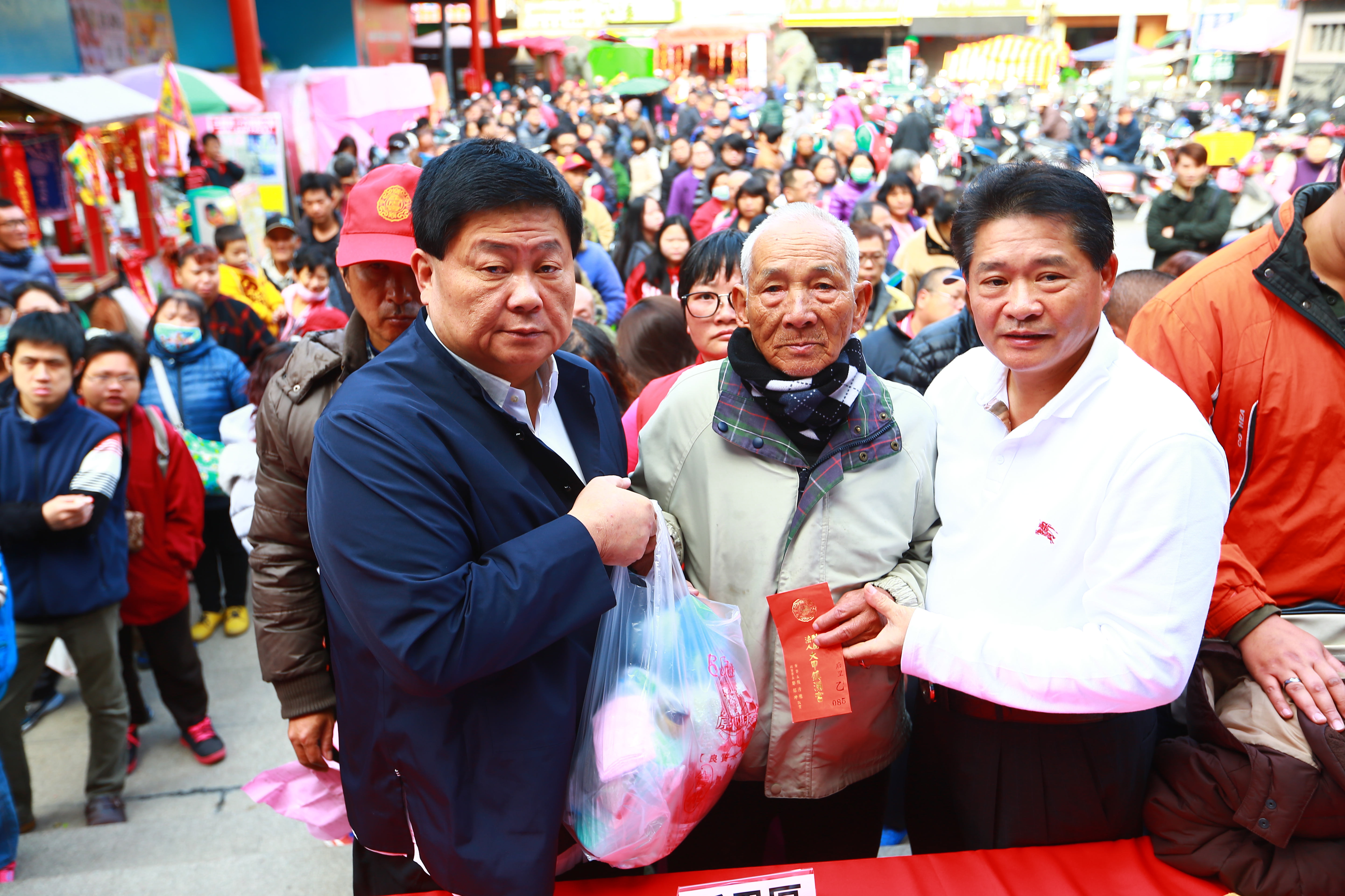 鎮瀾宮「線上光明燈」疑似涉及虛列交易額數千萬元，經檢調漏夜偵訊，檢察官諭令鄭銘坤（右）以100萬元交保，其女兒與相關涉案人士，分別以20到50萬元交保。（翻攝自鎮瀾宮官網）