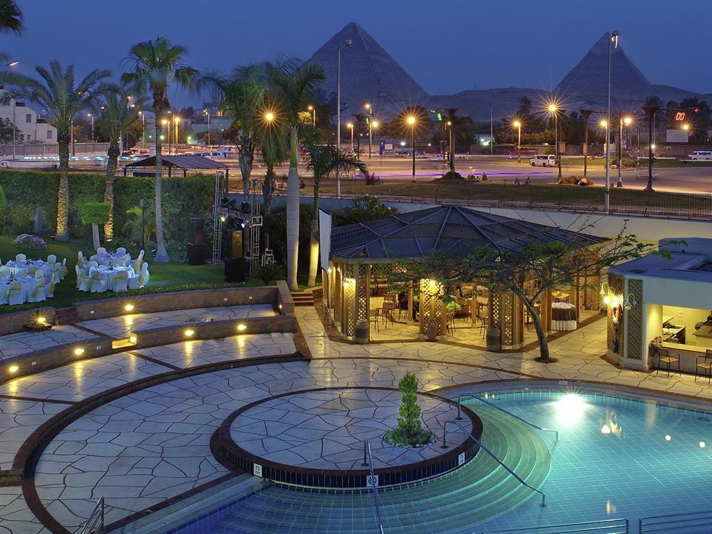 黎奕彬父子入住埃及開羅的五星級飯店，金字塔就在對面。（翻攝自Mercure Cairo Le Sphinx 臉書）