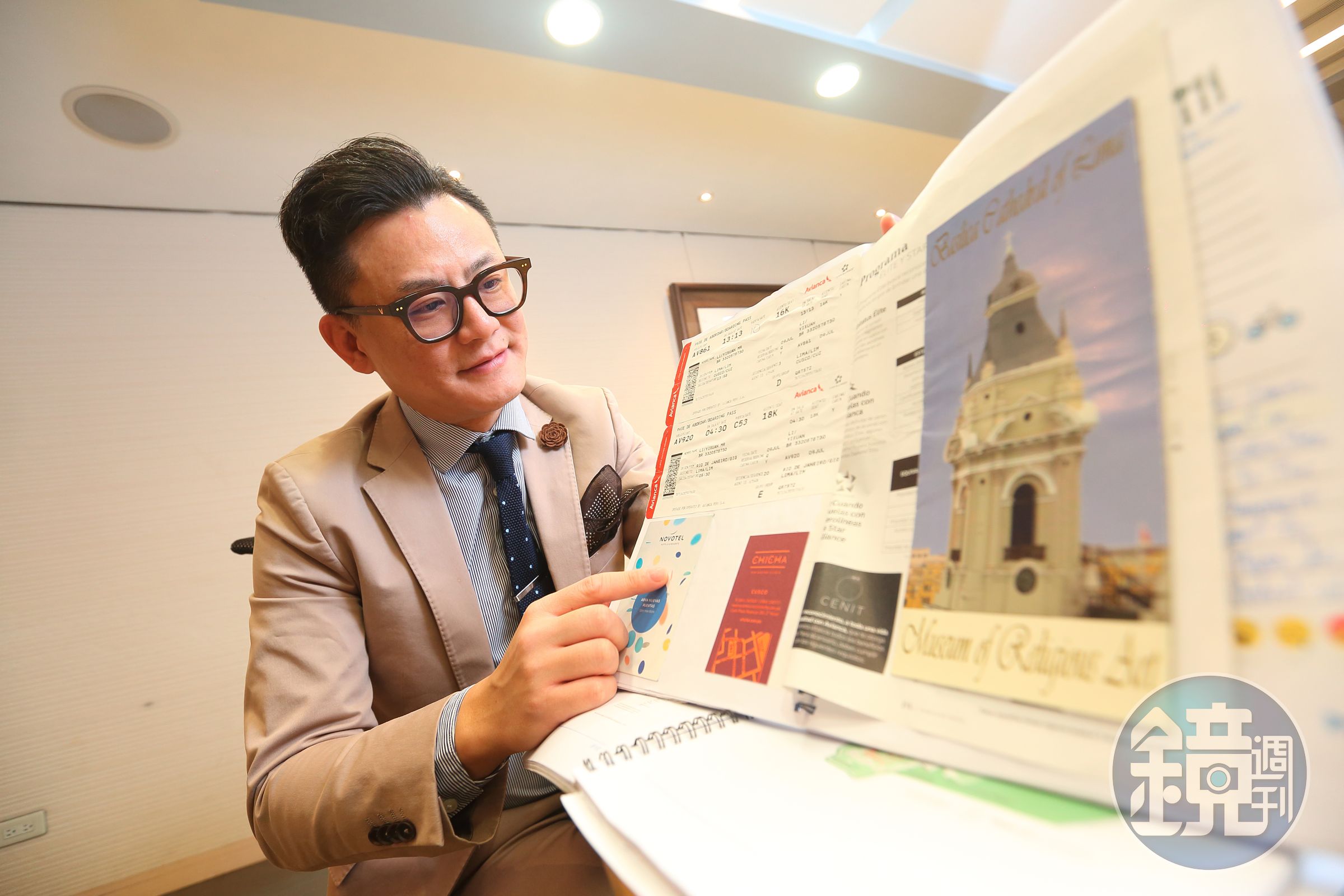 每趟旅行黎奕彬都會製作精美的旅遊日誌，將一路上的機票、門票、餐廳名片都貼在本子上，成為旅途中最珍貴的紀念品。