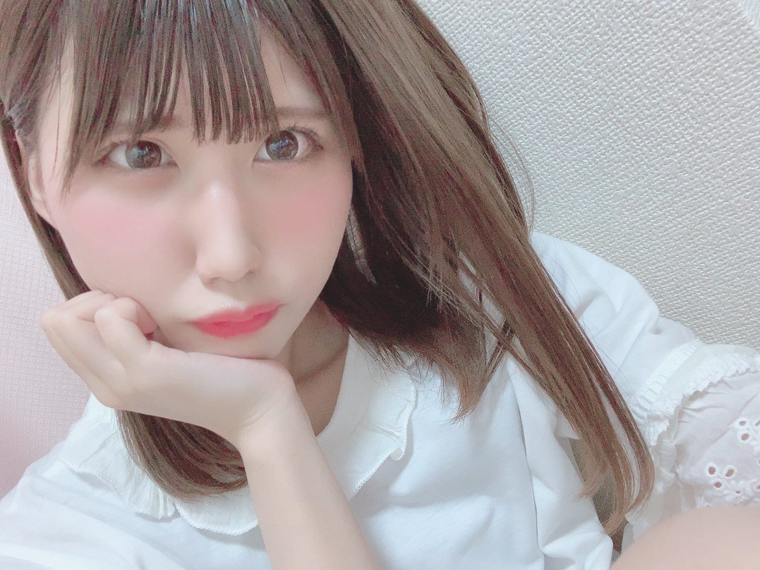 21歲的松岡笑南因為SNS的自拍照被癡漢粉絲藉瞳孔找出她住處並襲擊。（網路圖片）