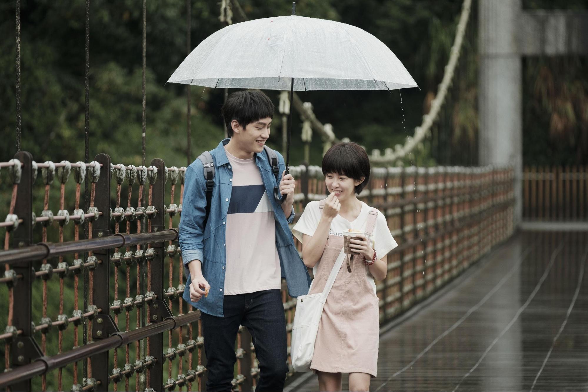 身高180公分的范少勳（左），拍攝《通靈少女2》時體重僅63公斤。右為郭書瑤。（HBO Asia提供）