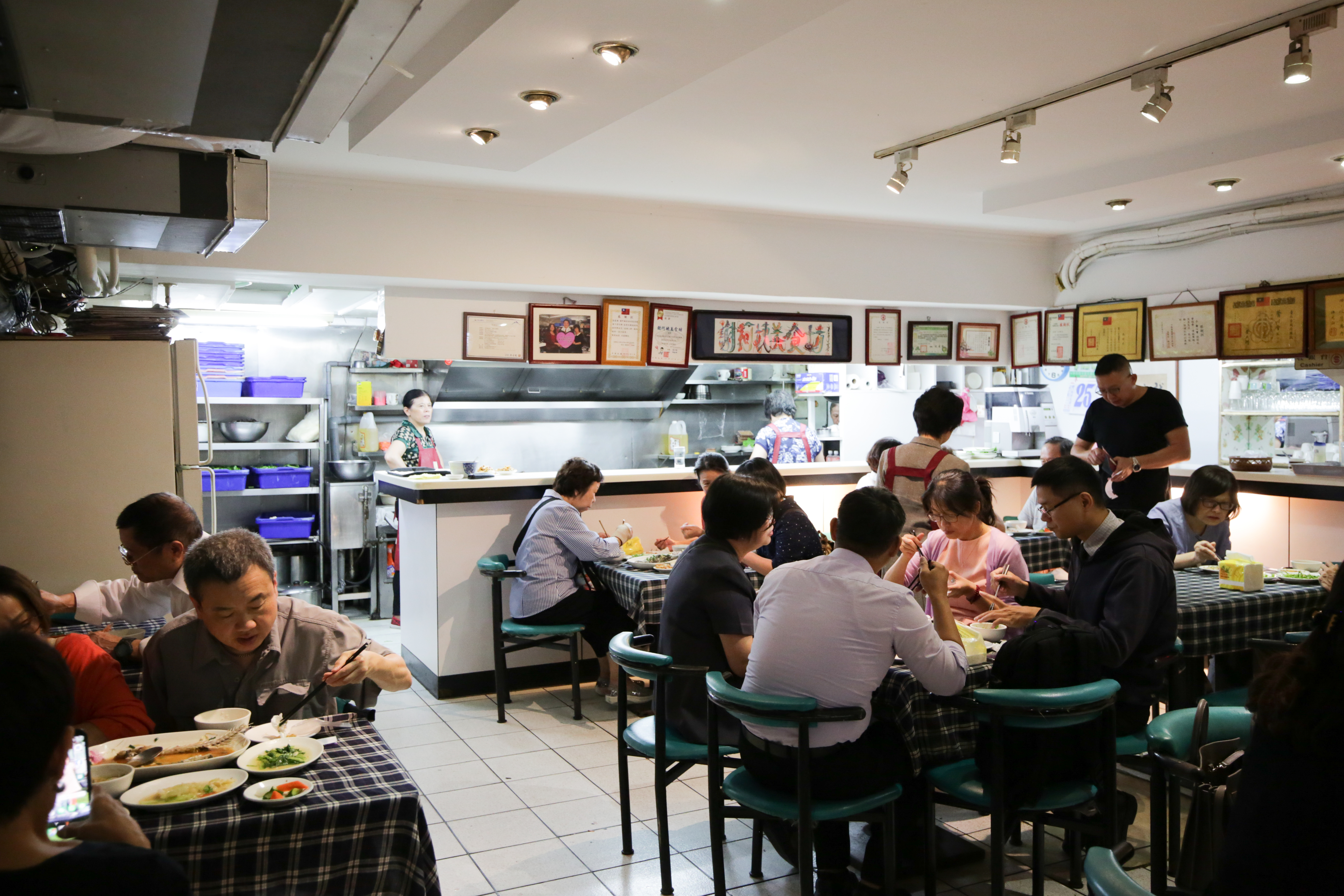 經營超過30年的「謝阿姨美食坊」元旦宣布無限期停業。