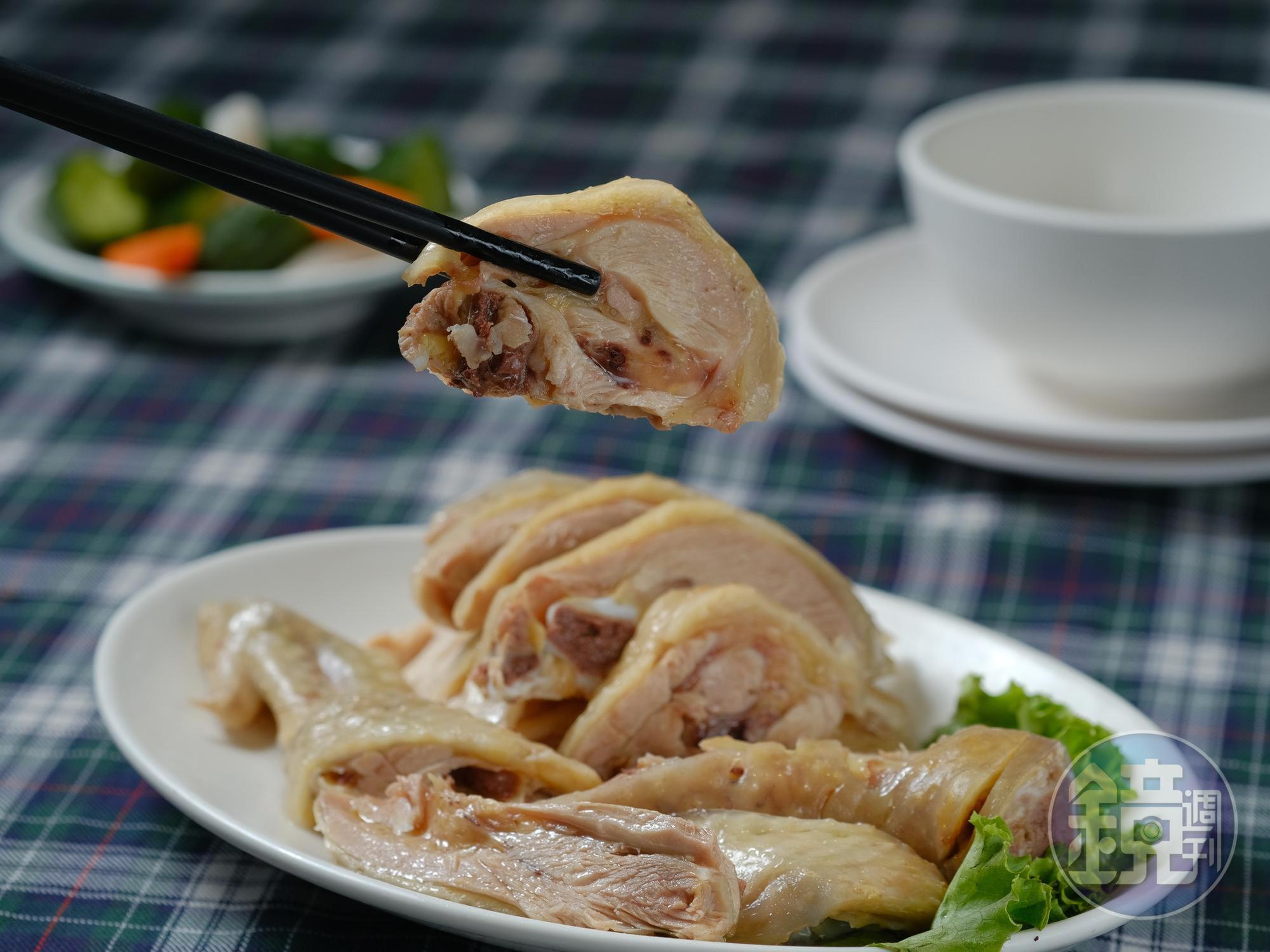 「醉雞腿」肉質鮮甜有嚼勁，蘸點湯汁鹽香更足。