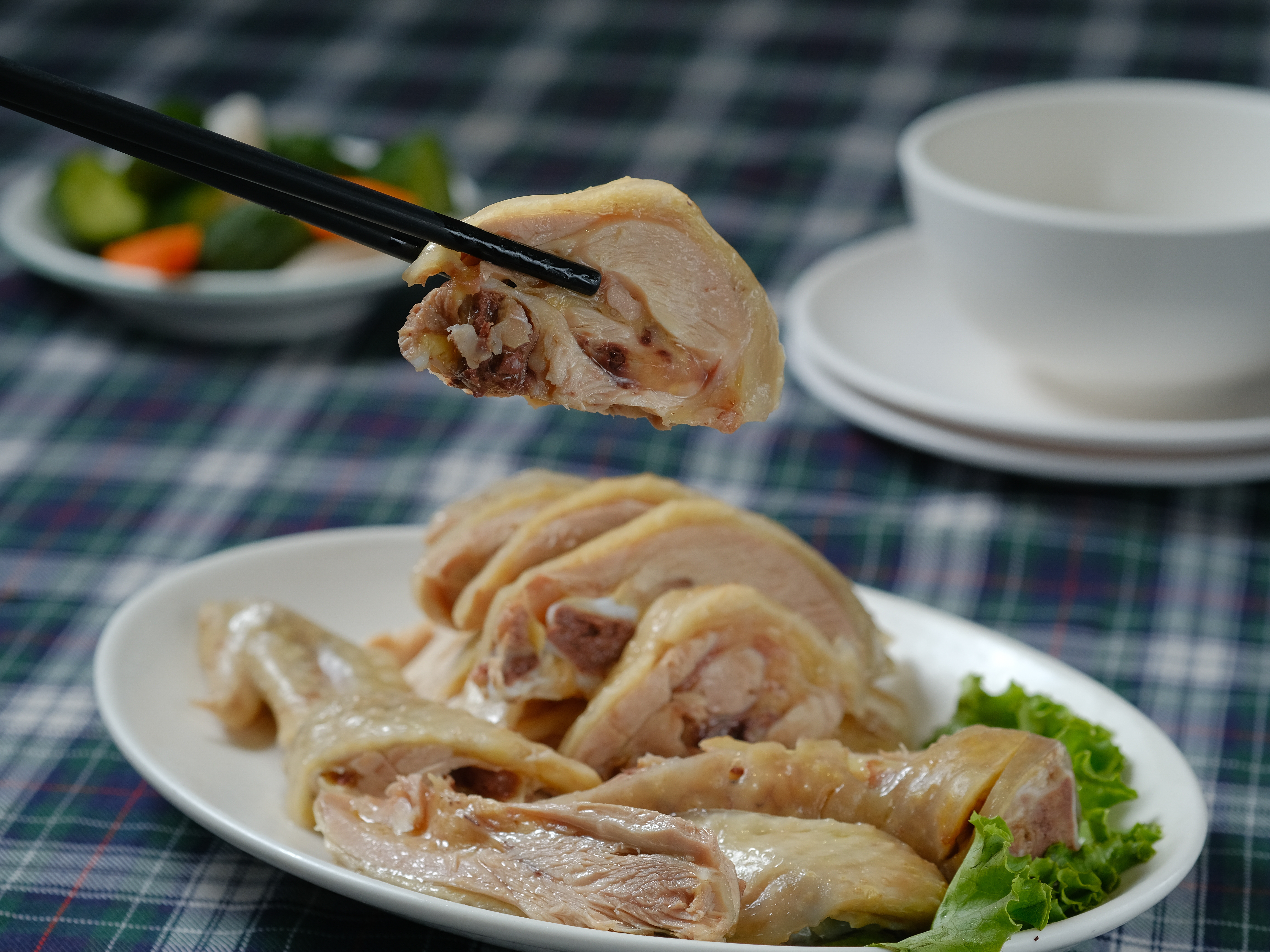 「醉雞腿」肉質鮮甜有嚼勁，蘸點湯汁鹽香更足。