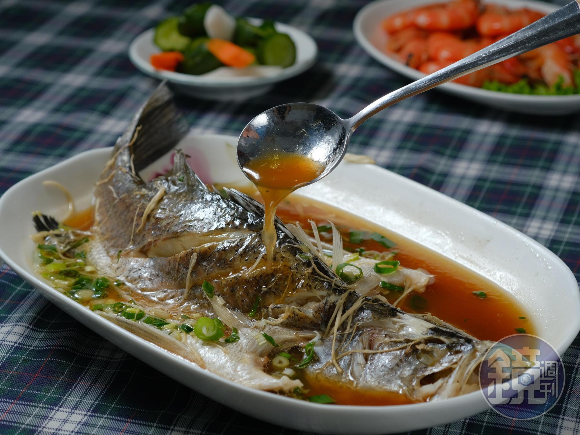 「清蒸鱸魚」味道清甜，質地細嫩。