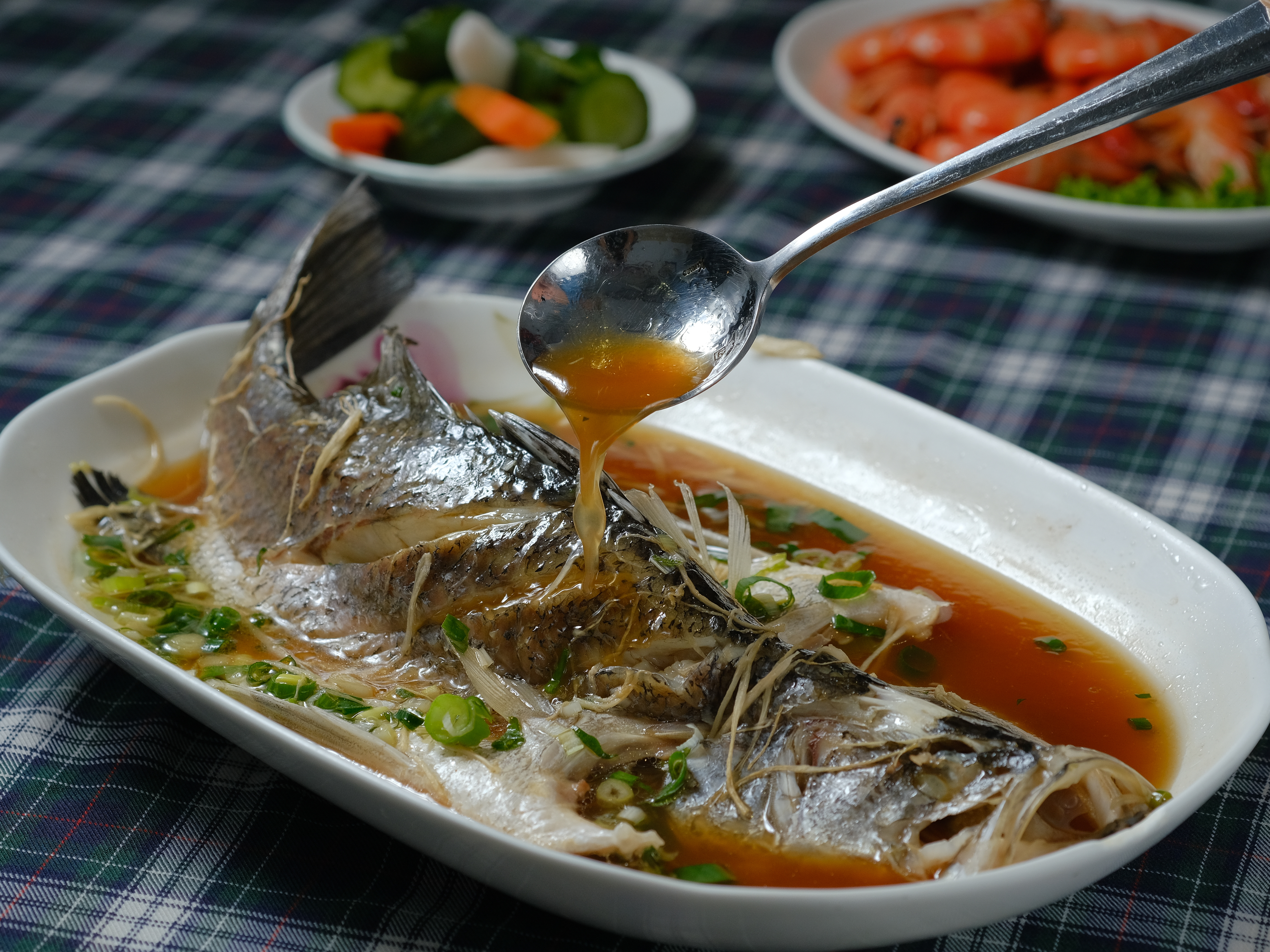 「清蒸鱸魚」味道清甜，質地細嫩。