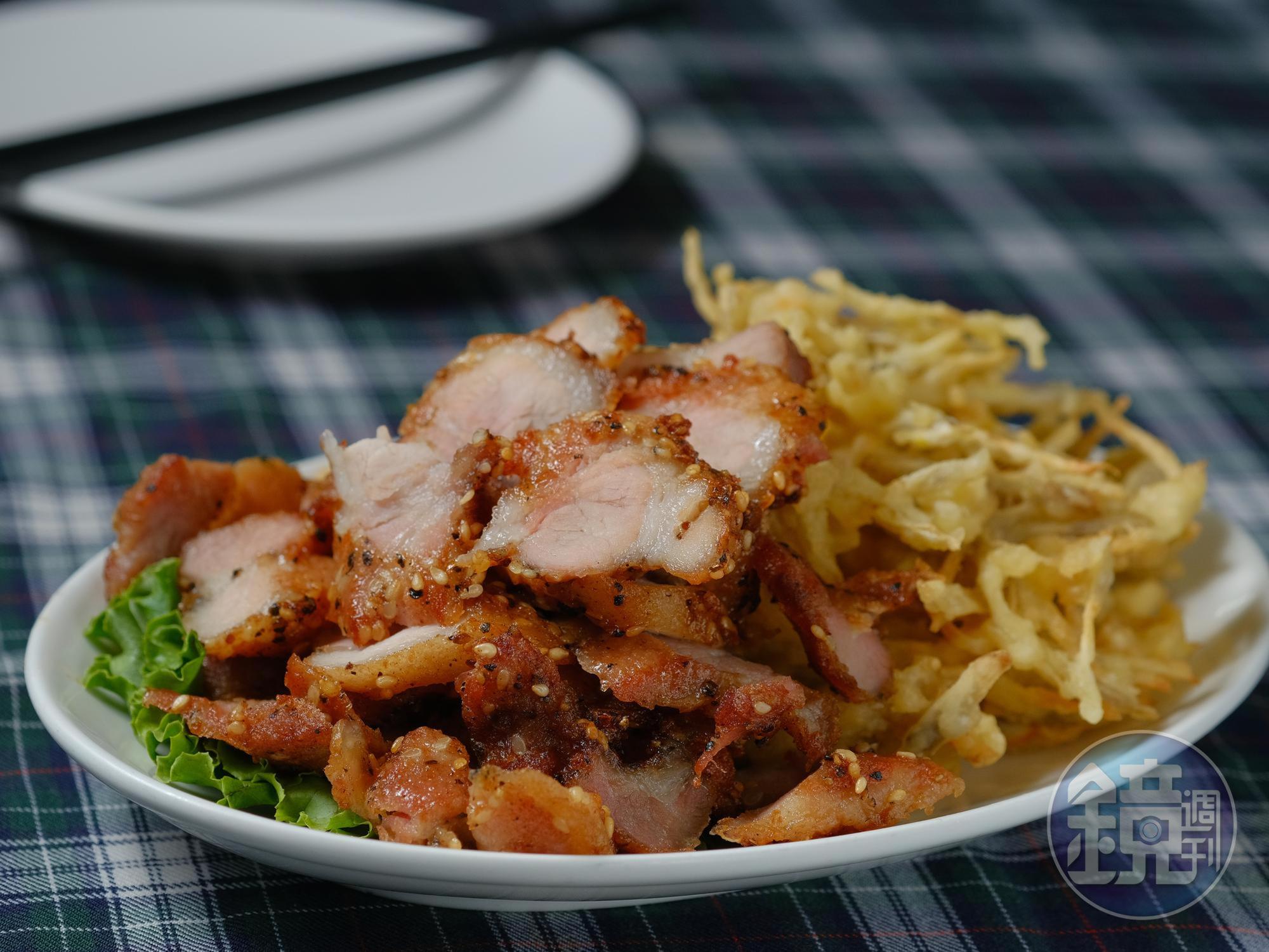 「紅燒肉炸牛蒡」的肉片嘗來有黑胡椒香氣，炸牛蒡滋味香甜。