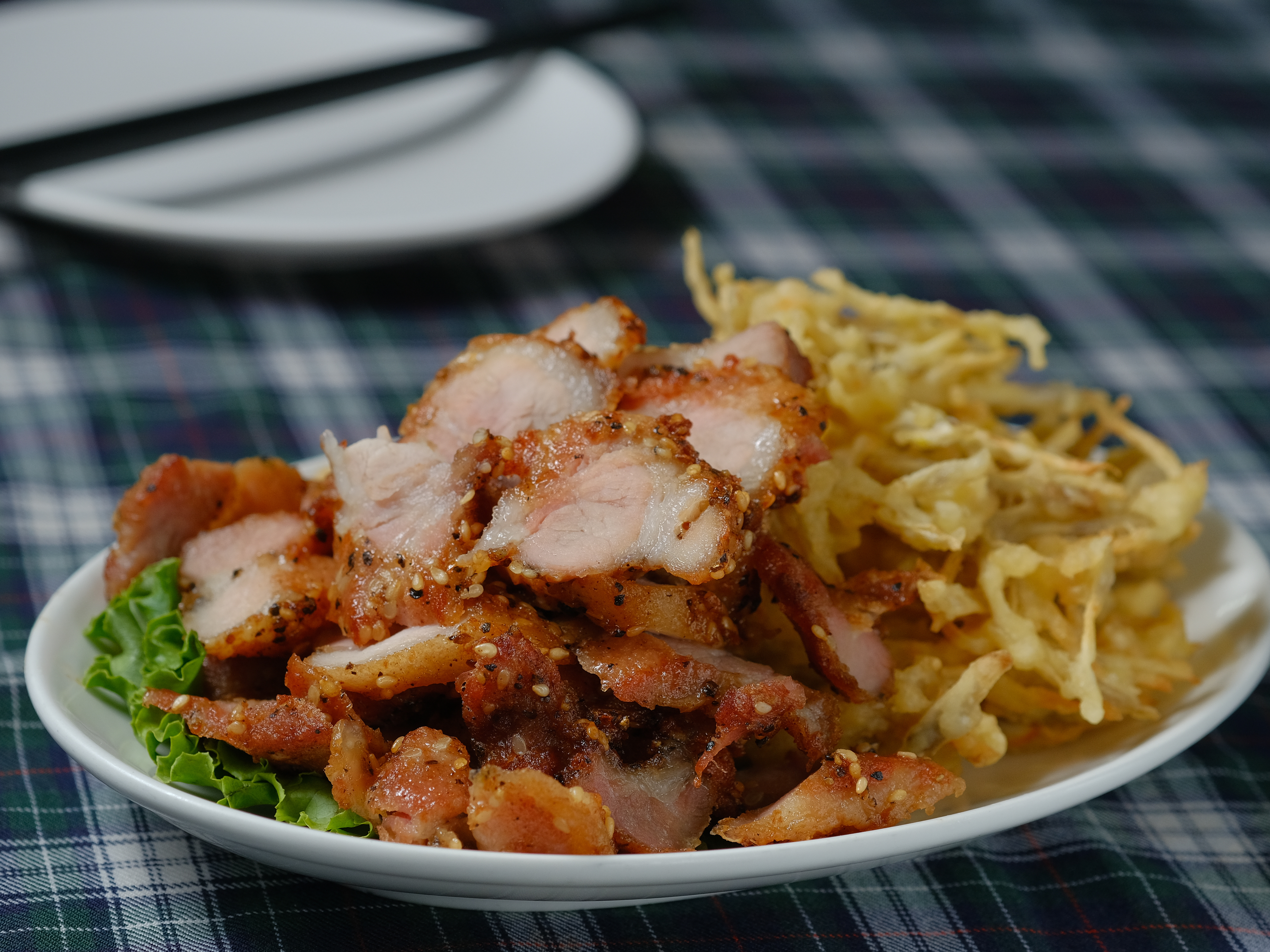 「紅燒肉炸牛蒡」的肉片嘗來有黑胡椒香氣，炸牛蒡滋味香甜。