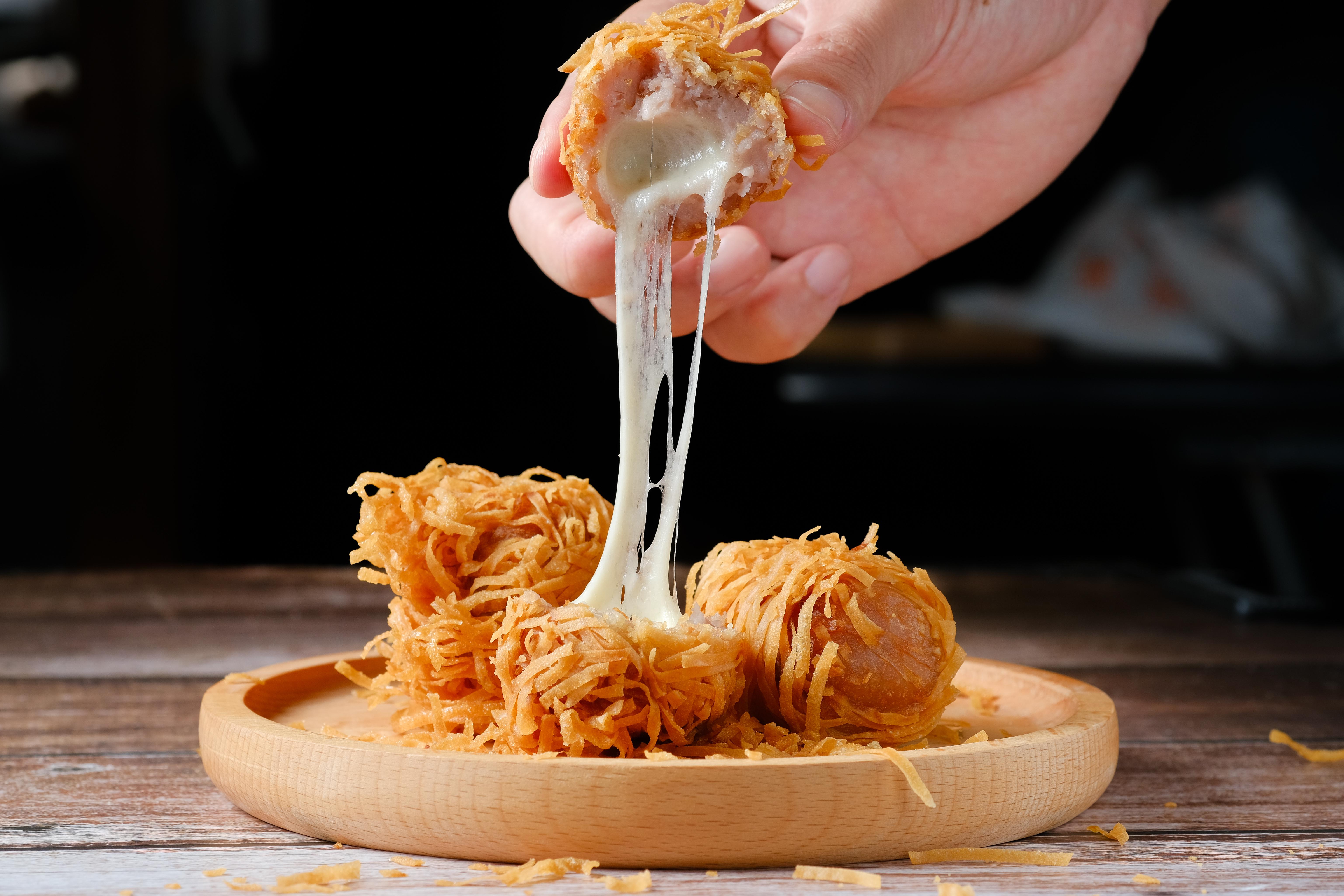 「我炸你吃」的「起司芋球」，一口咬開會拉出很長的起司絲，味覺、視覺都能被滿足。