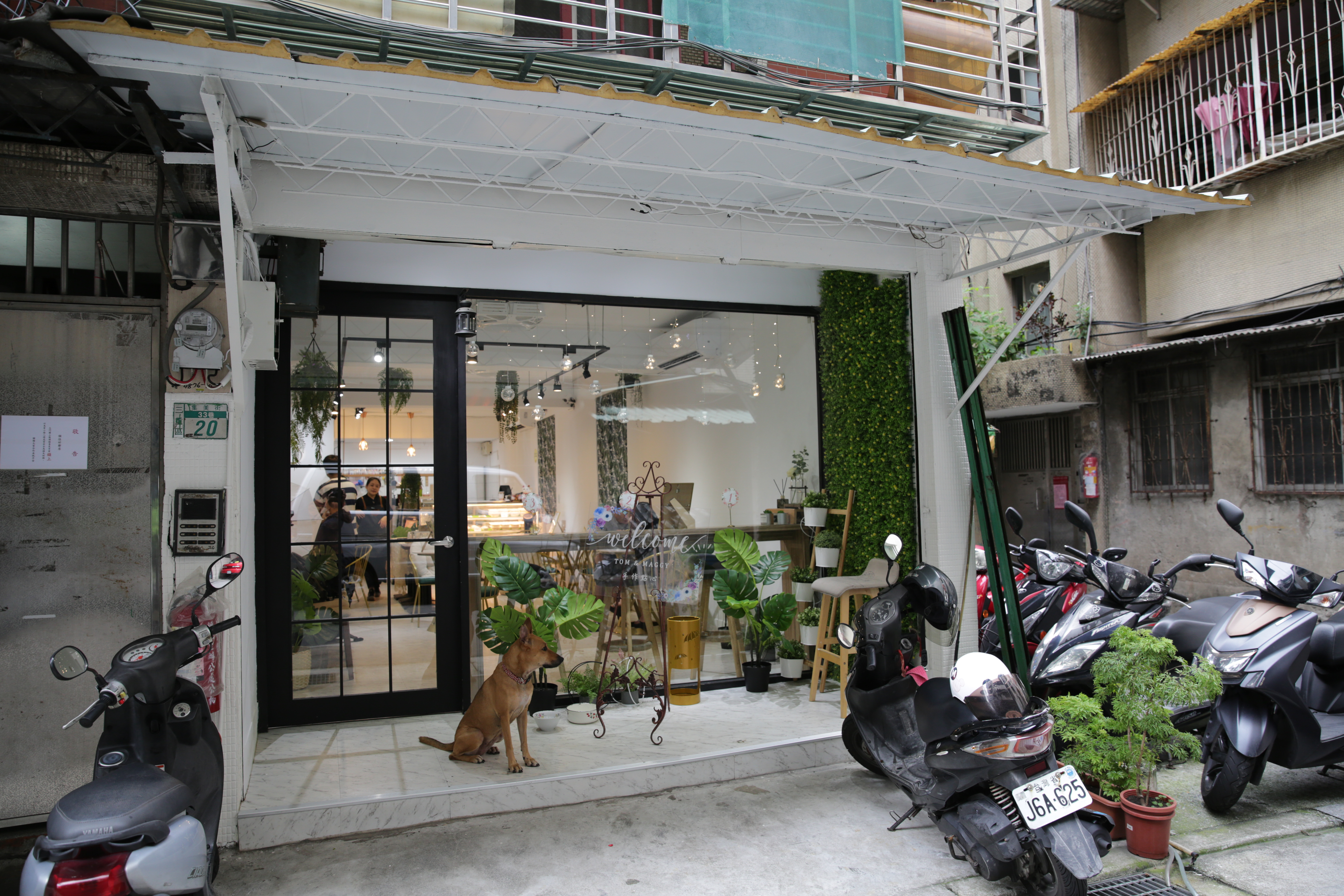 「TOM&MAGGY幸福肥・手作點心」從公園販售起家，現在有了漂亮店面。