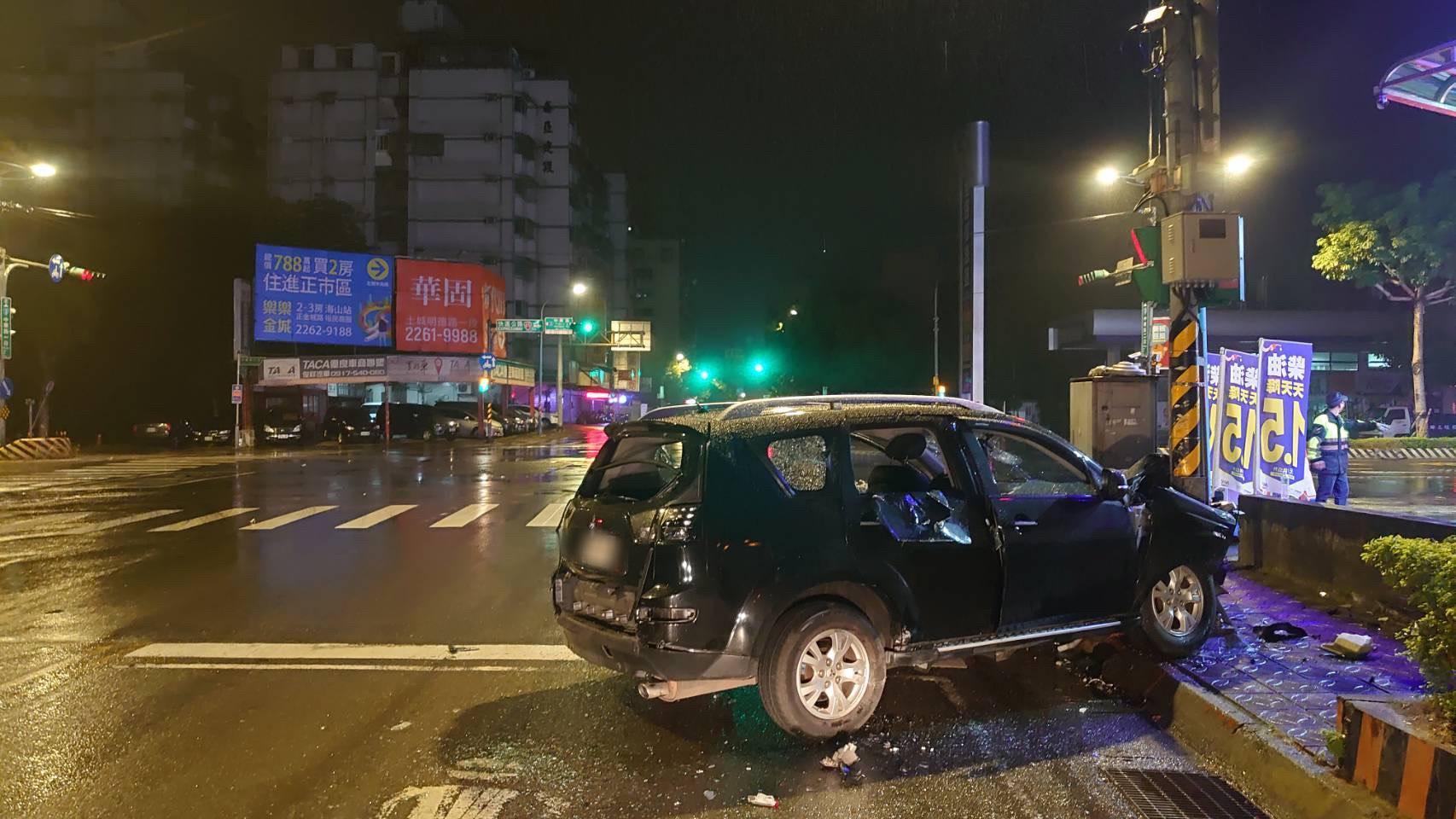 6名惡煞分持刀、棍及球棒砸毀陳男車子後,才逃離現場。(翻攝畫面)