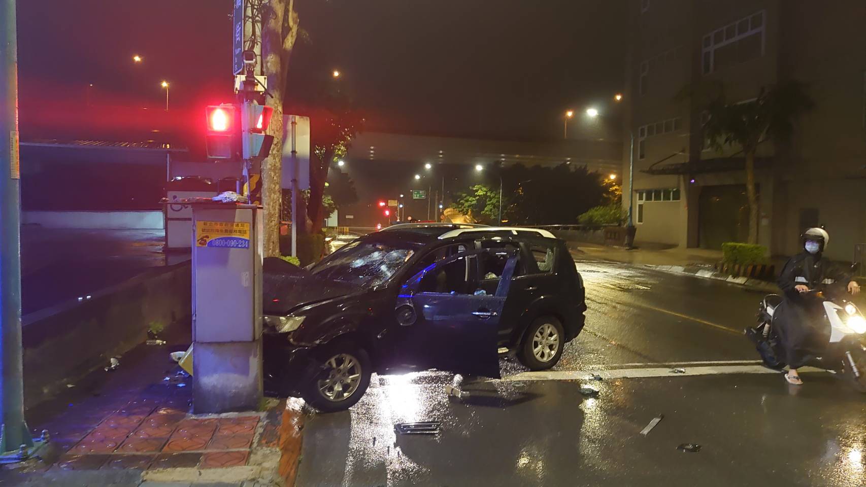 陳男載友返家途中遭惡意追撞，為逃離卻失控撞上號誌桿。（翻攝畫面）