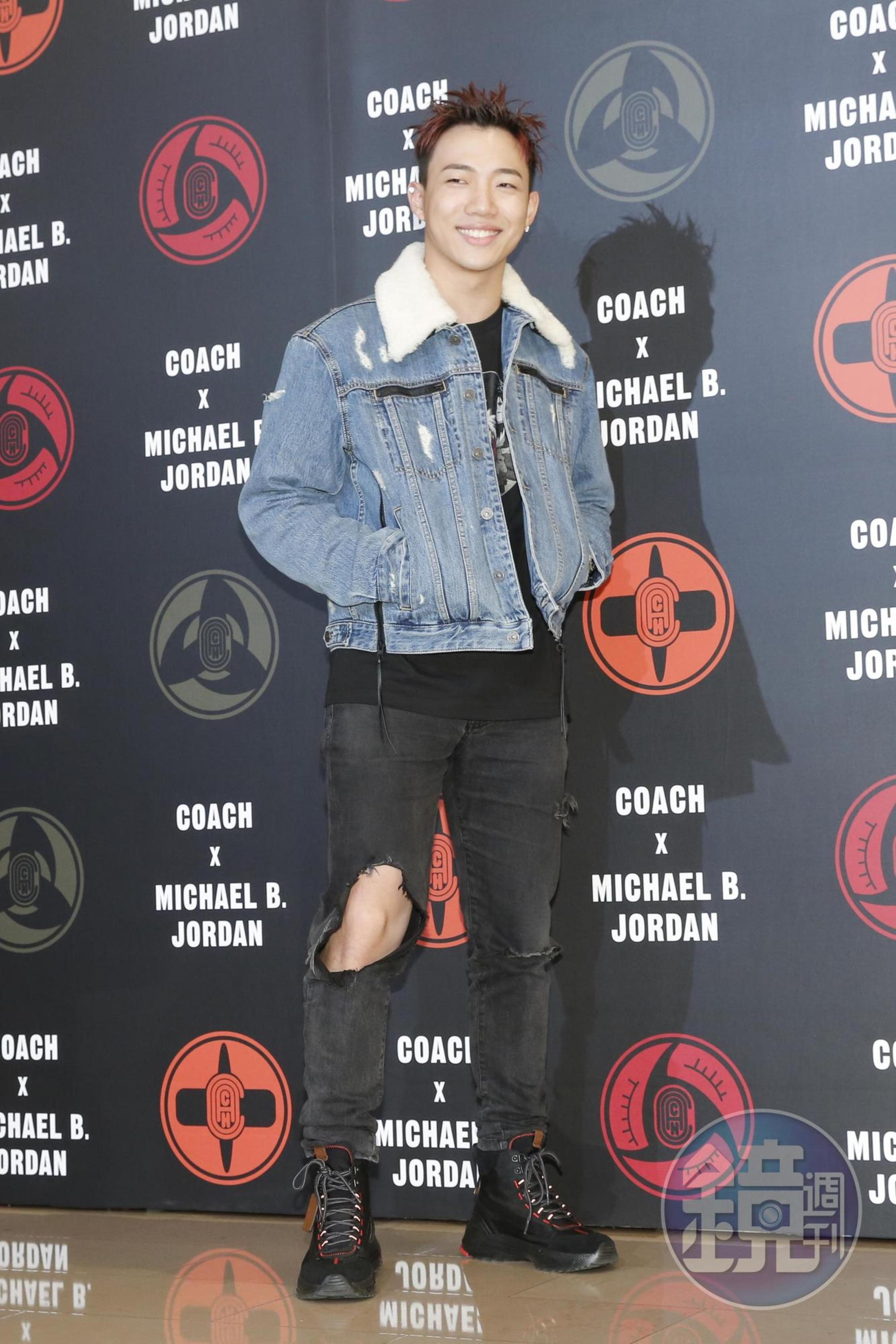 ØZI身上的COACH X MBJ藍色丹寧夾克NT$32,800、COACH X MBJ上衣NT$3,900、COACH X MBJ都會休閒鞋NT$16,800。