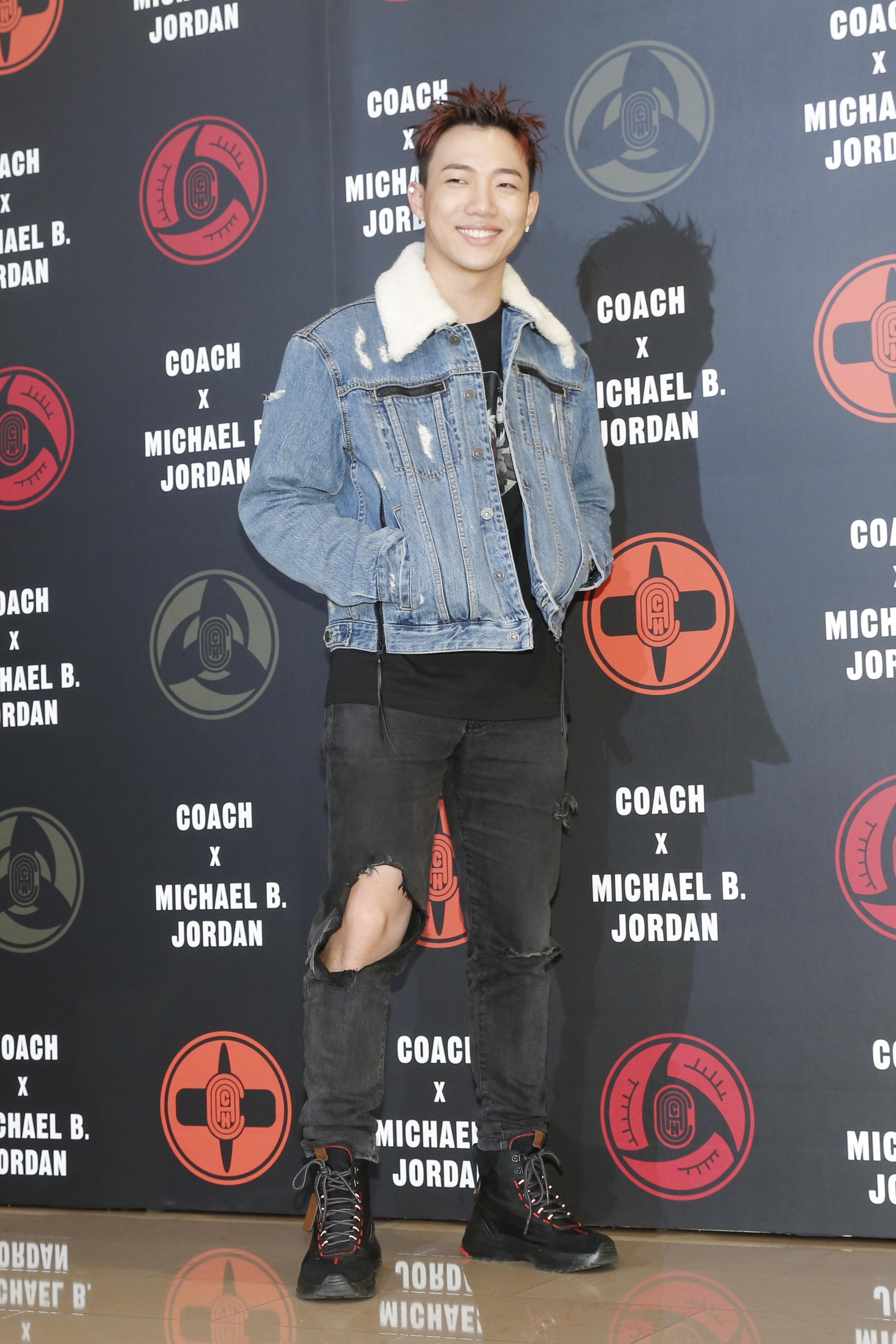 ØZI身上的COACH X MBJ藍色丹寧夾克NT$32,800、COACH X MBJ上衣NT$3,900、COACH X MBJ都會休閒鞋NT$16,800。