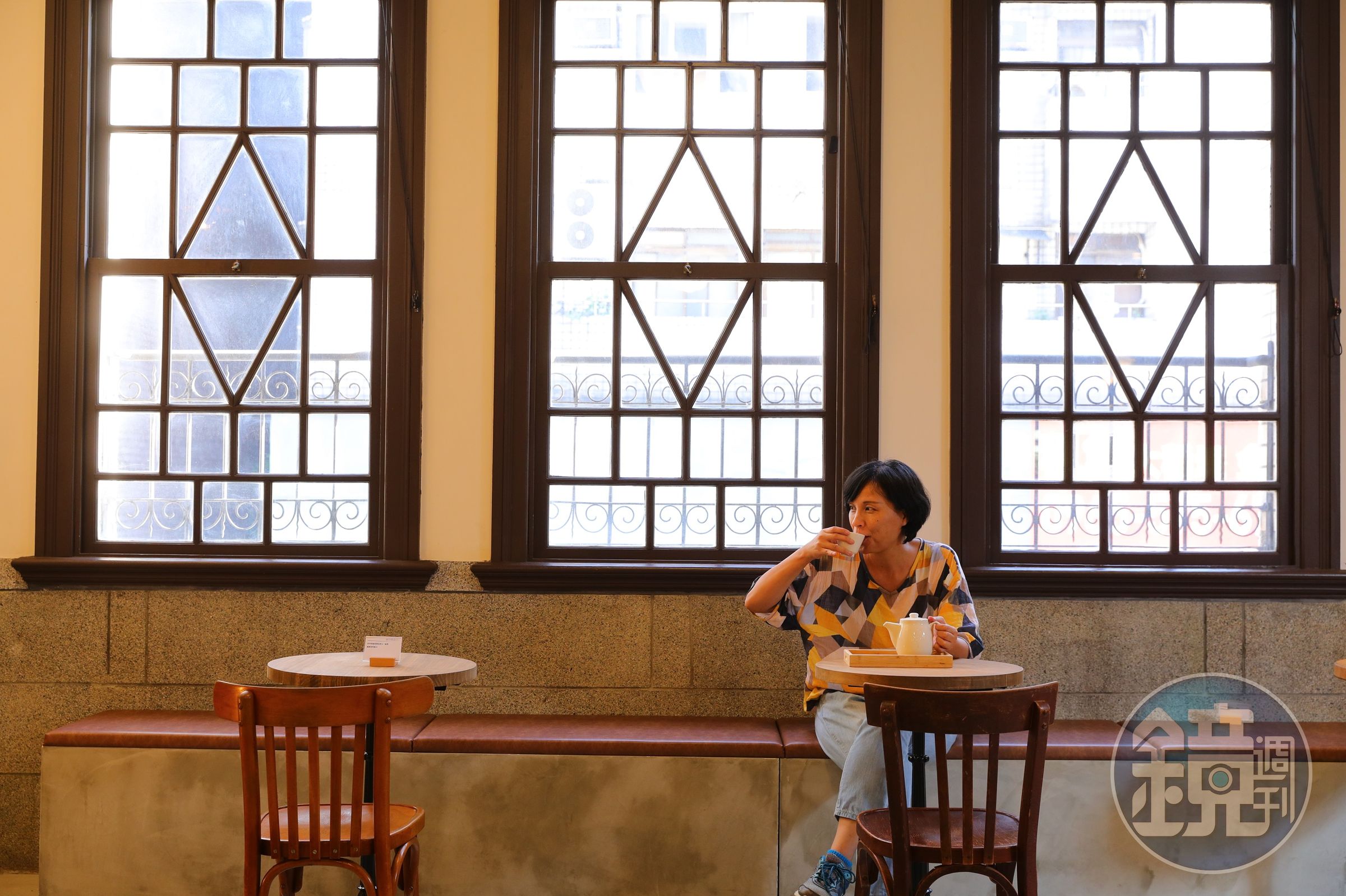 在新芳春茶行「別境書坊」靜享一壺喉韻回甘的台灣好茶。