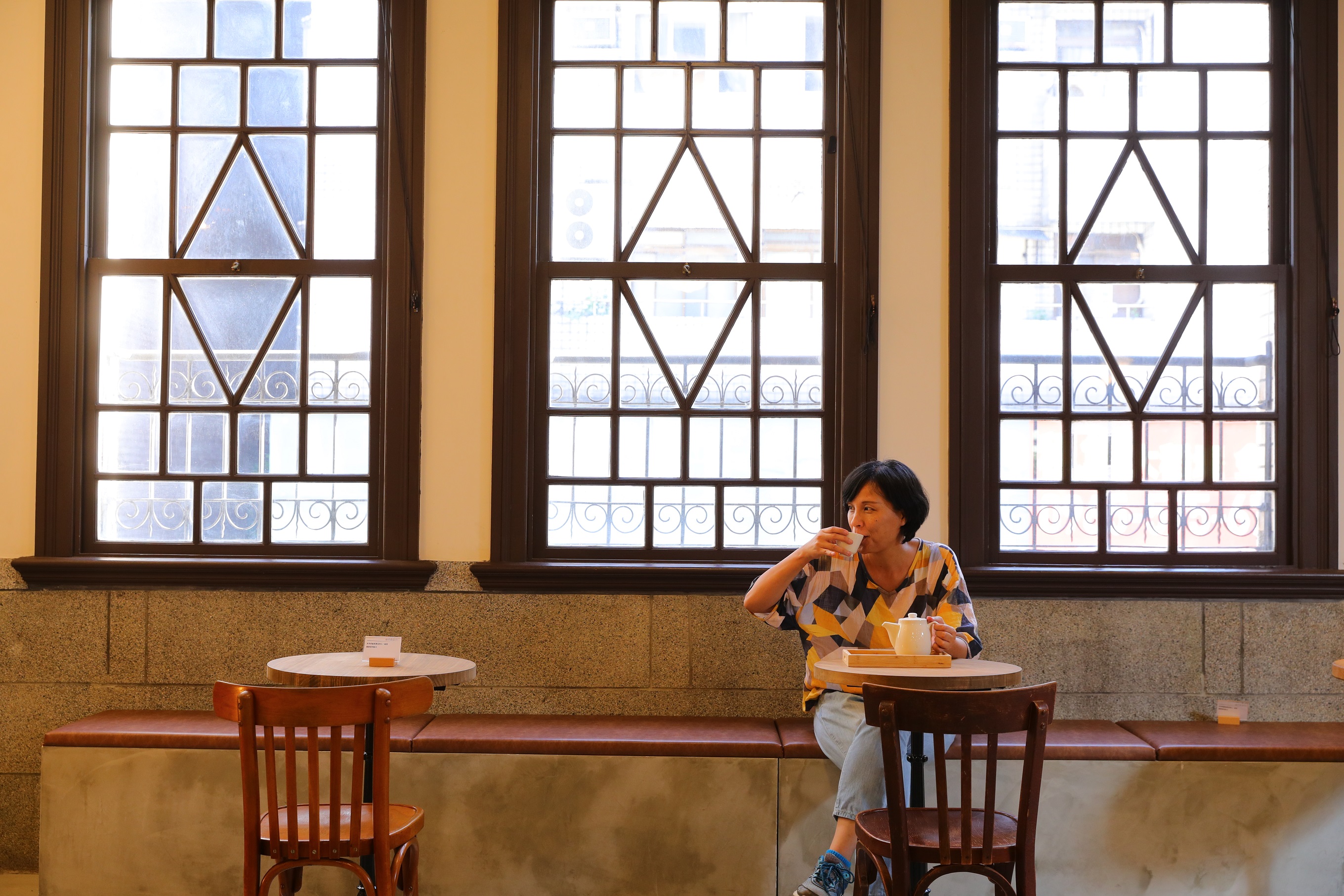 在新芳春茶行「別境書坊」靜享一壺喉韻回甘的台灣好茶。