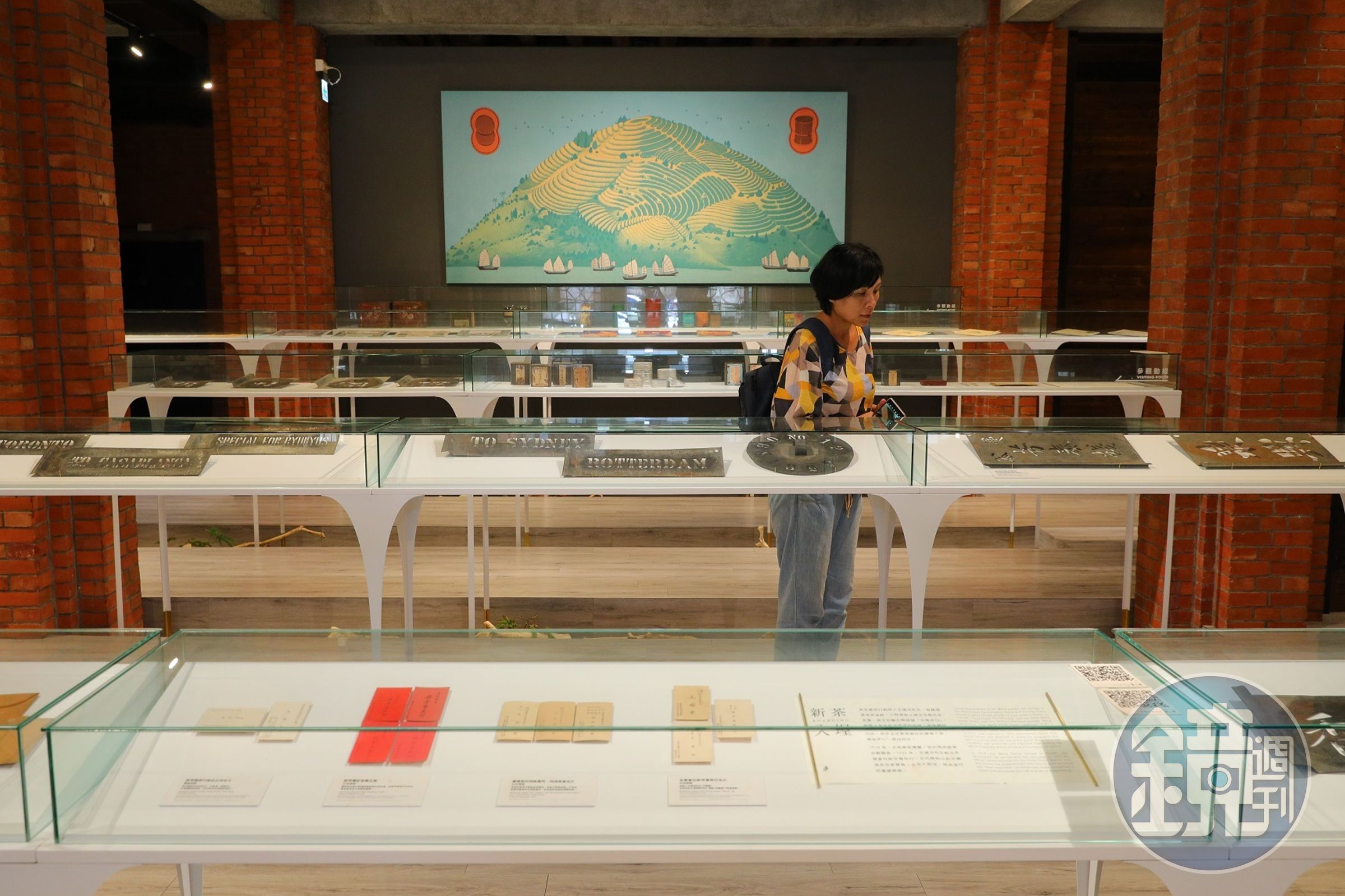 一樓「臺茶流金歲月展」留有許多台灣茶業的老資料。