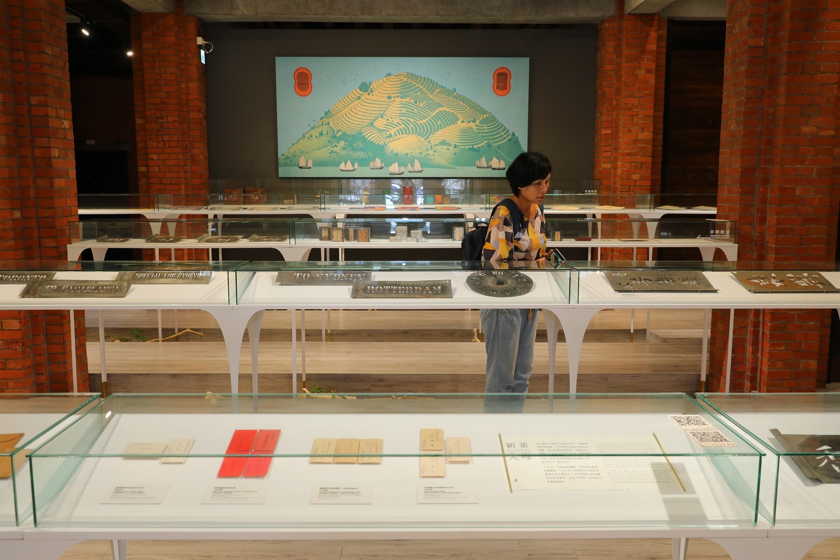 一樓「臺茶流金歲月展」留有許多台灣茶業的老資料。