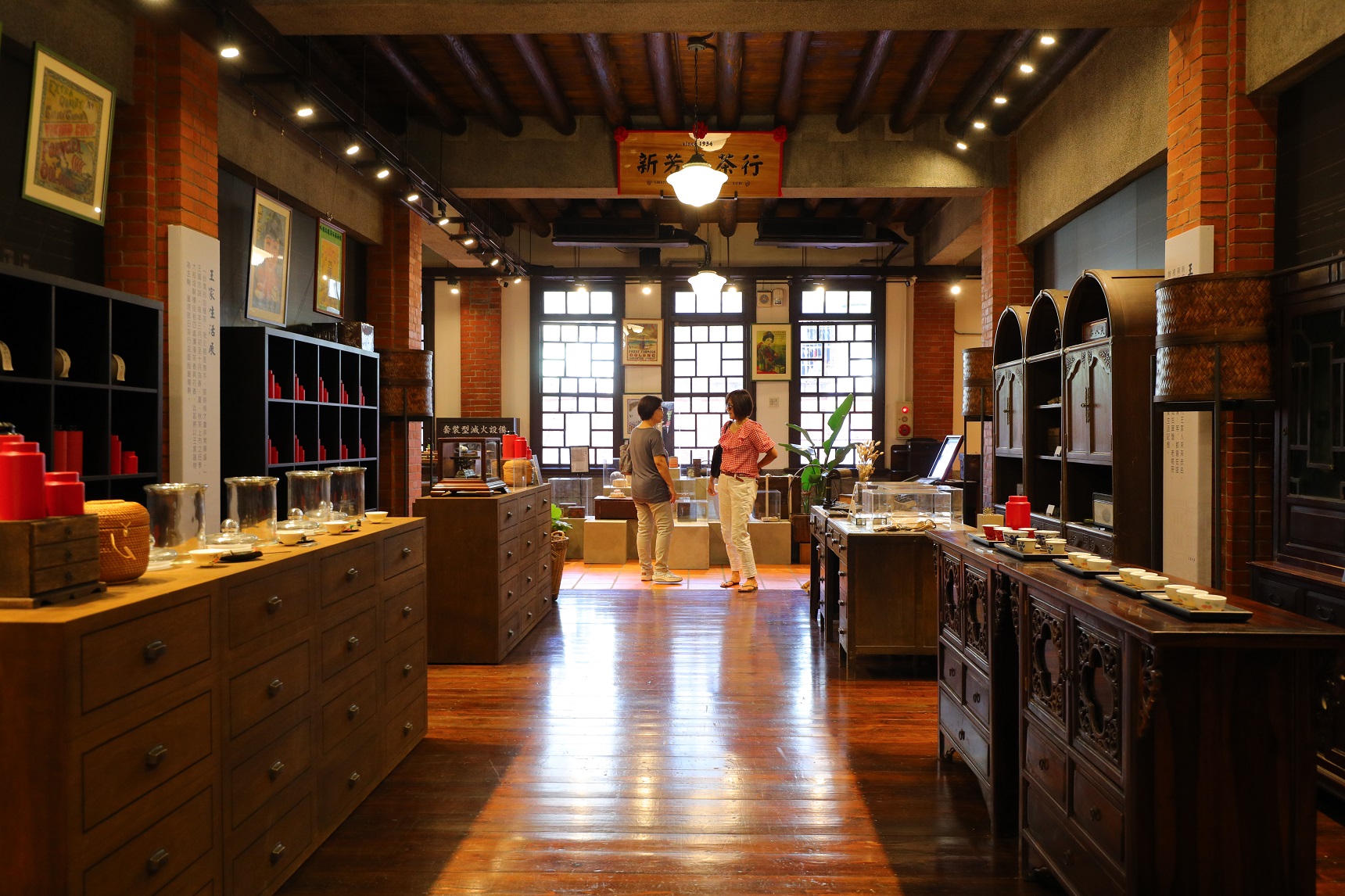 二樓「王家生活展」重現昔日茶行店面經營場景。