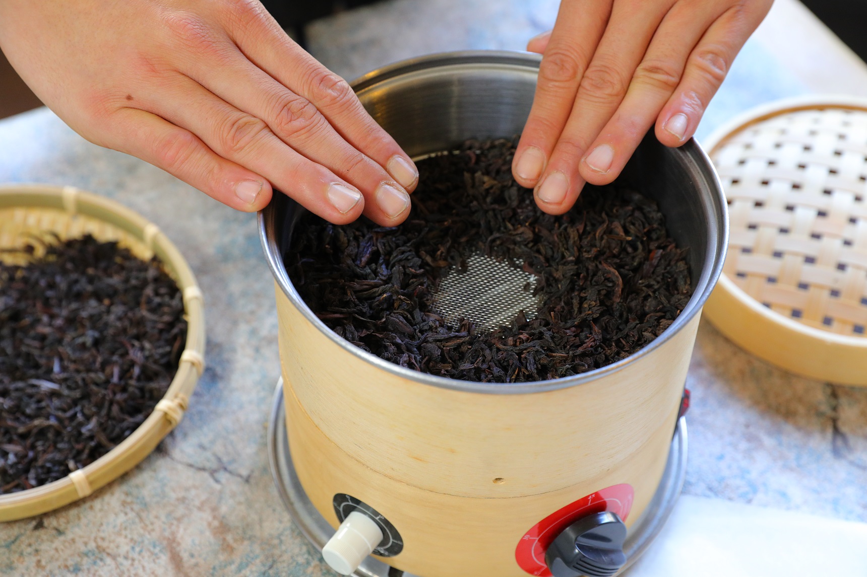 「自造茶時代」教學員們以科學實作，現場學習烘茶技巧。