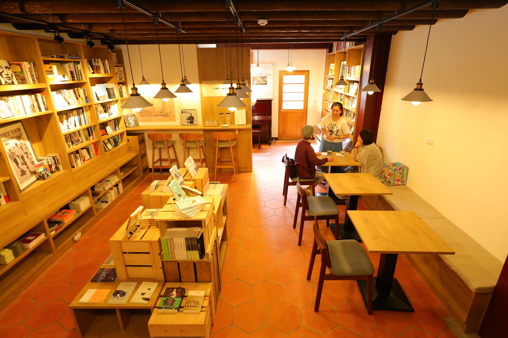 「青鳥居所」木頭天花板與紅磚地面，古色古香。