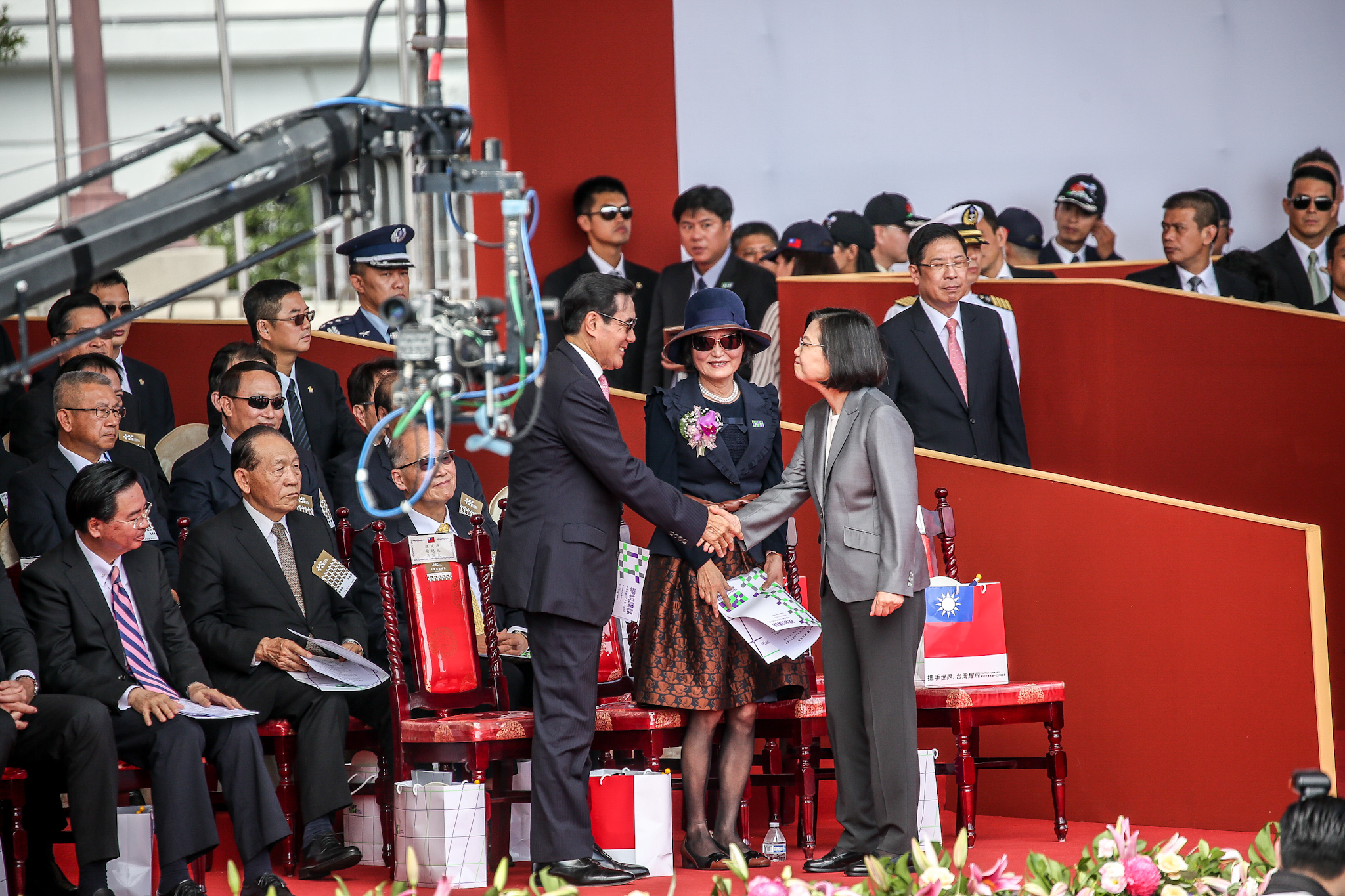 蔡英文演說結束後，就座前也與座位旁的馬英九握手致意。