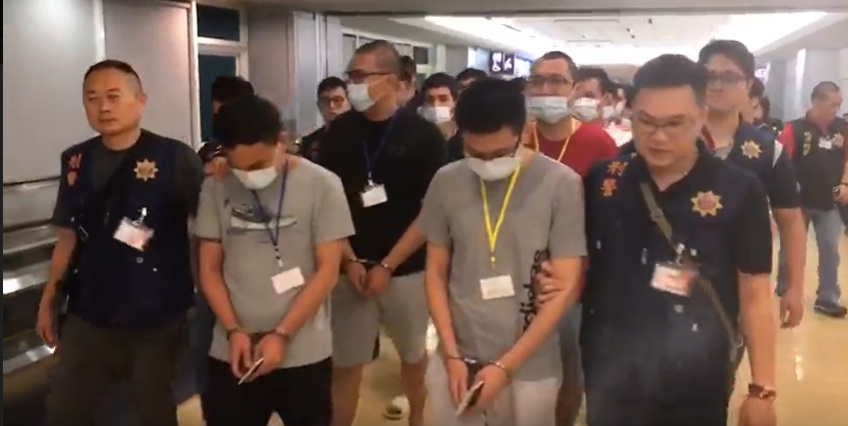 警方將莊嫌、彭嫌等人遣返回台偵訊。（刑事局提供）