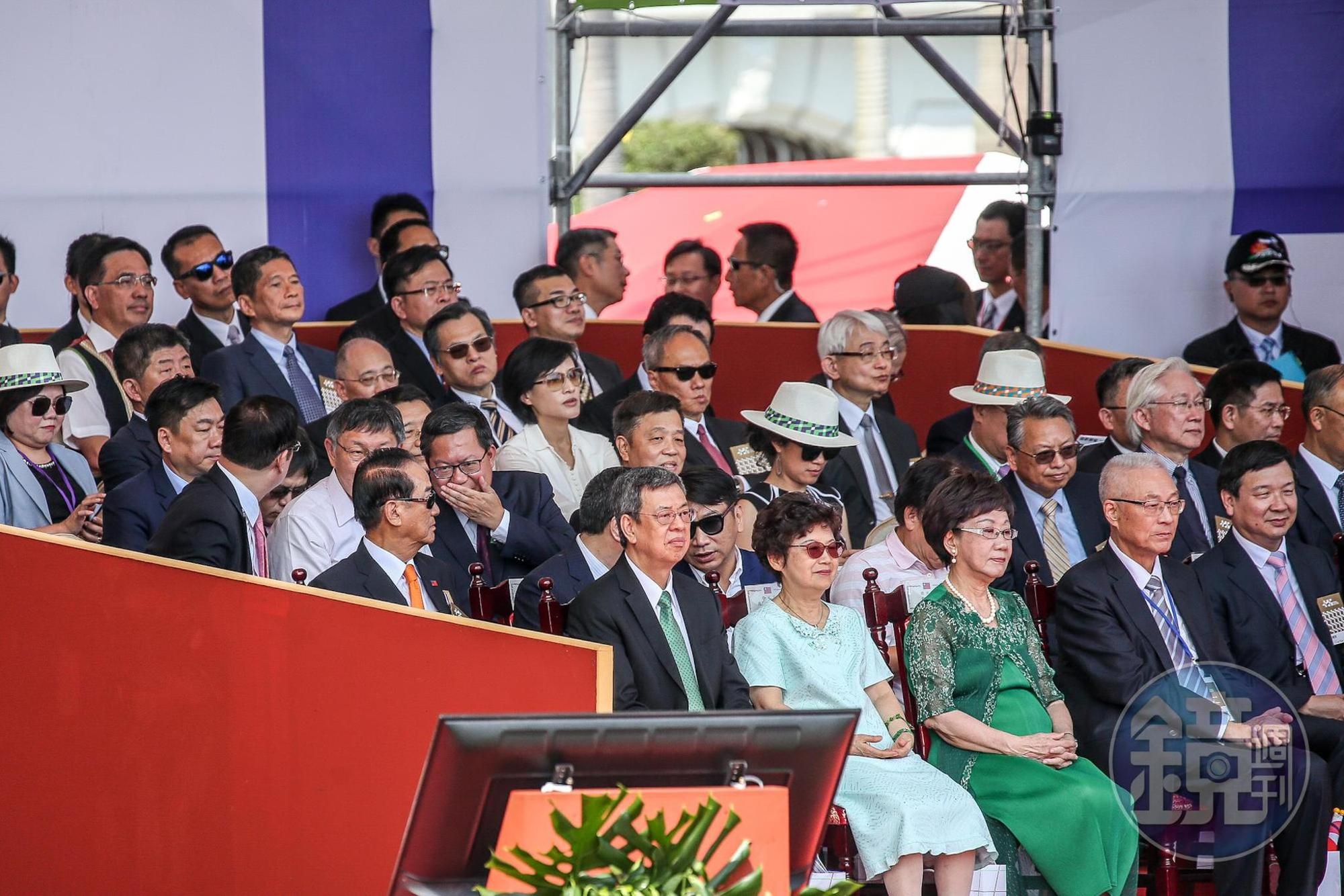 國慶觀禮席上,民進黨主席卓榮泰(陳建仁身後)與徐永明互動頻繁。