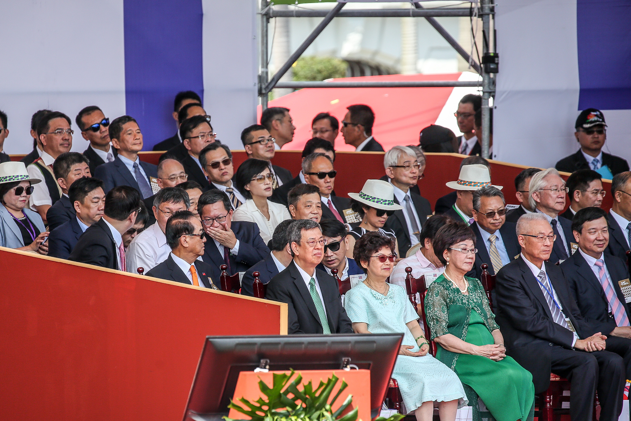 國慶觀禮席上，民進黨主席卓榮泰（陳建仁身後）與徐永明互動頻繁。