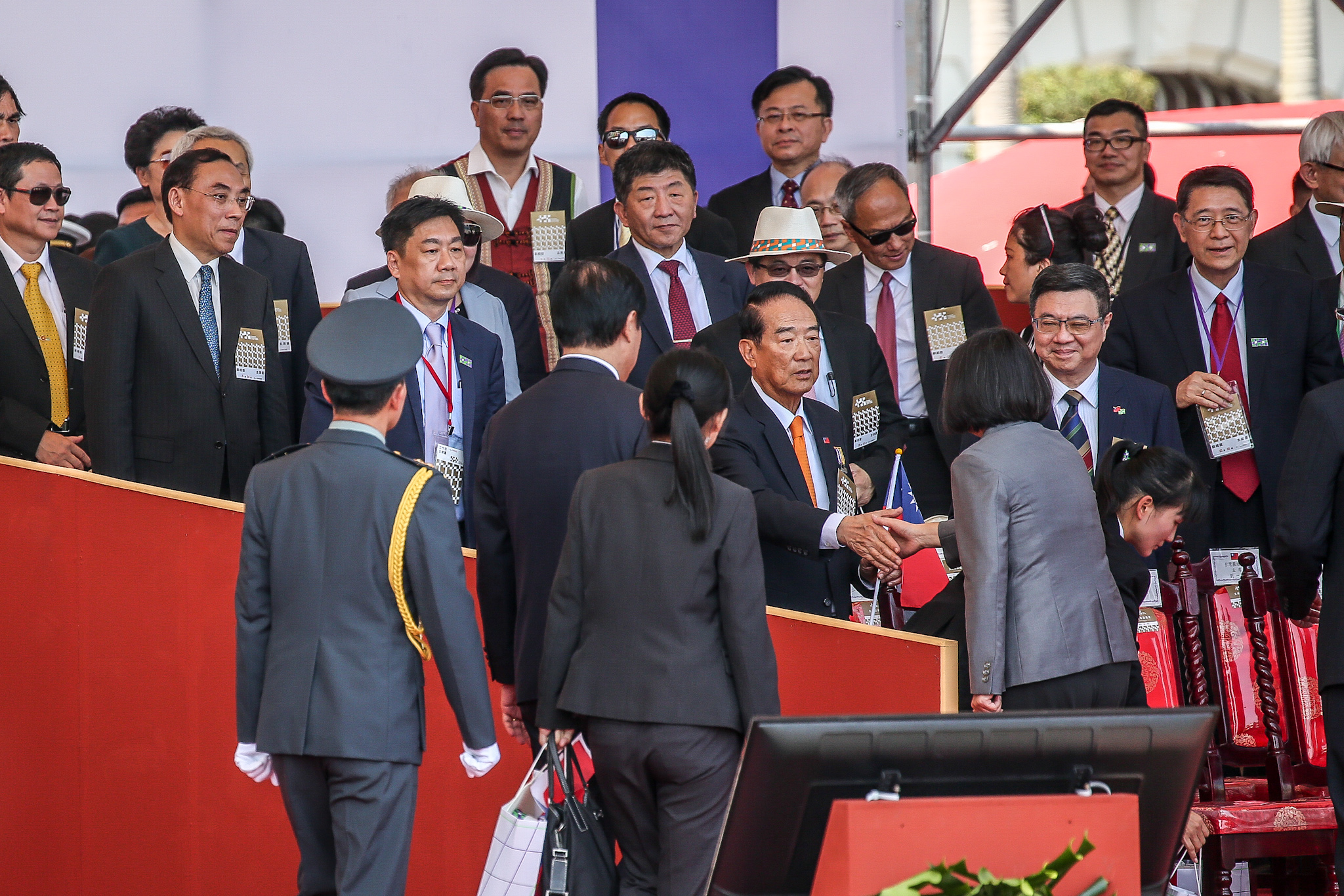 總統蔡英文在國慶大會結束時與親民黨主席宋楚瑜握手致意。