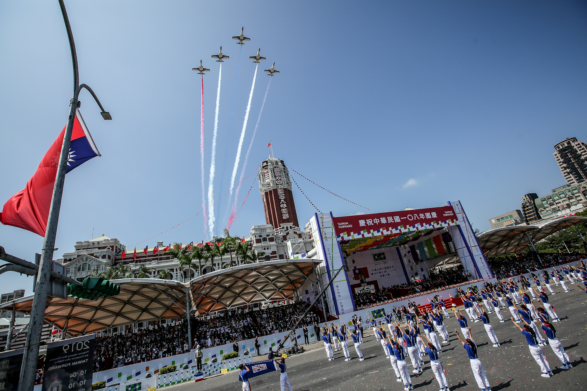 表演節目壓軸是由空軍雷虎小組駕駛國造AT-3教練機施放藍白紅三色彩煙飛越總統府。