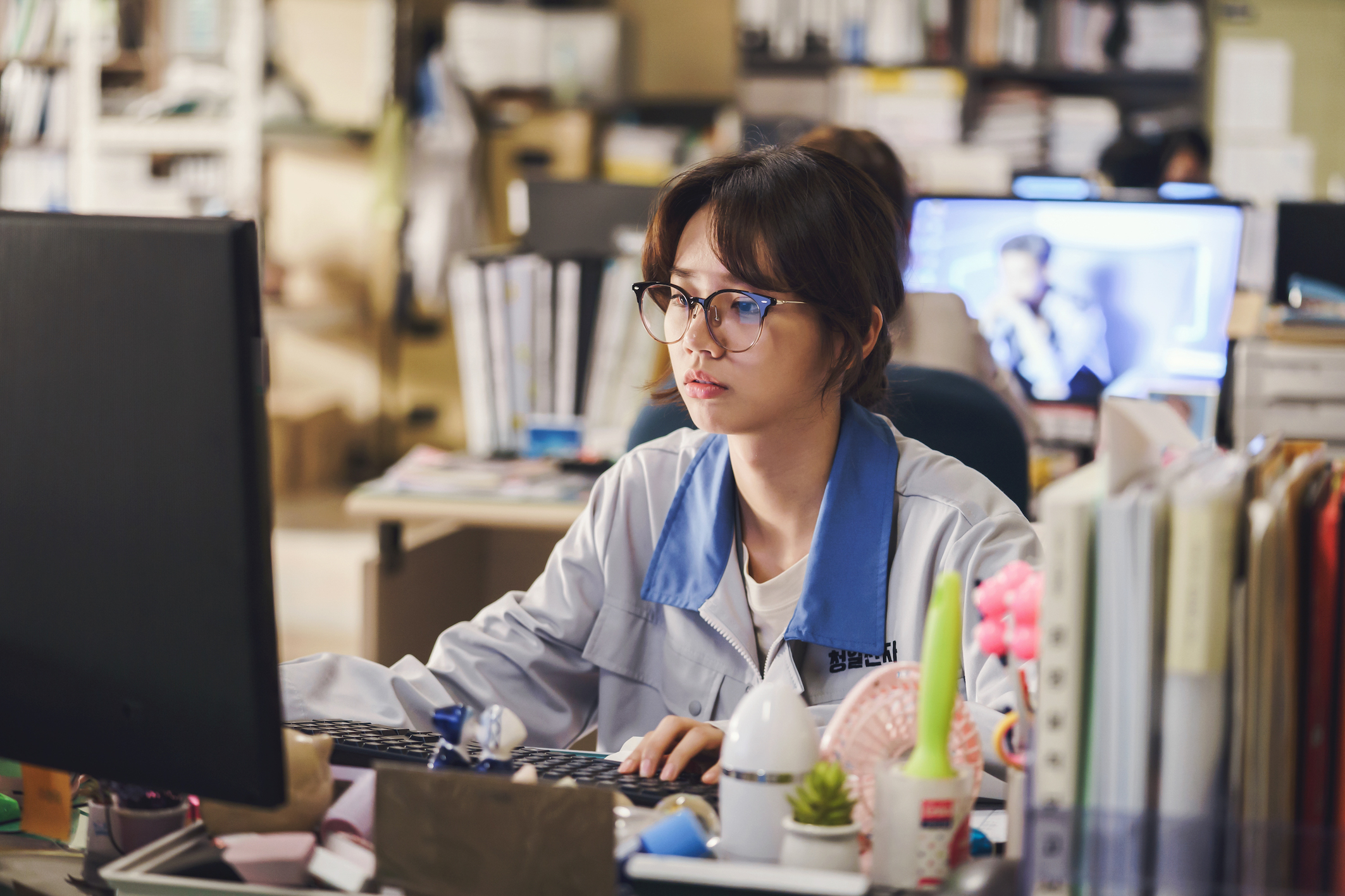 惠利在劇中戴著大眼鏡、造型不修邊幅，與偶像光鮮亮麗的形象相差甚遠。（friDay影音提供）