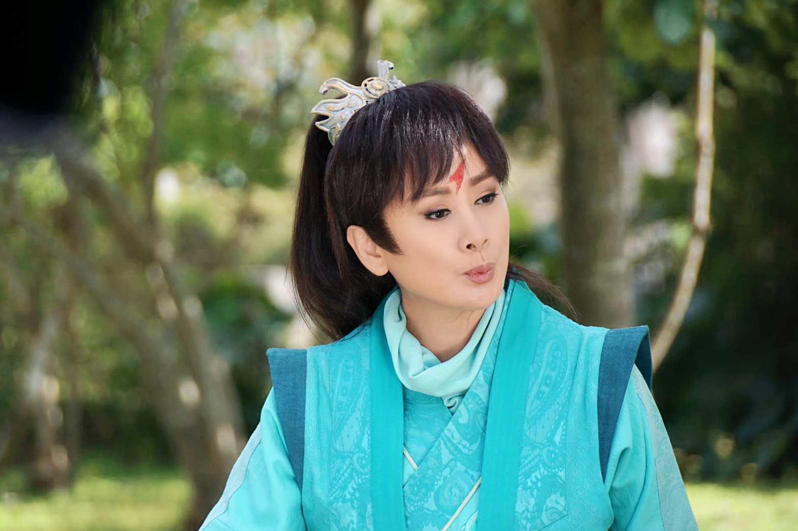 陳亞蘭一人分飾父子二角,兒子趙武額頭有紅箭頭傷疤,提醒他莫忘家仇。