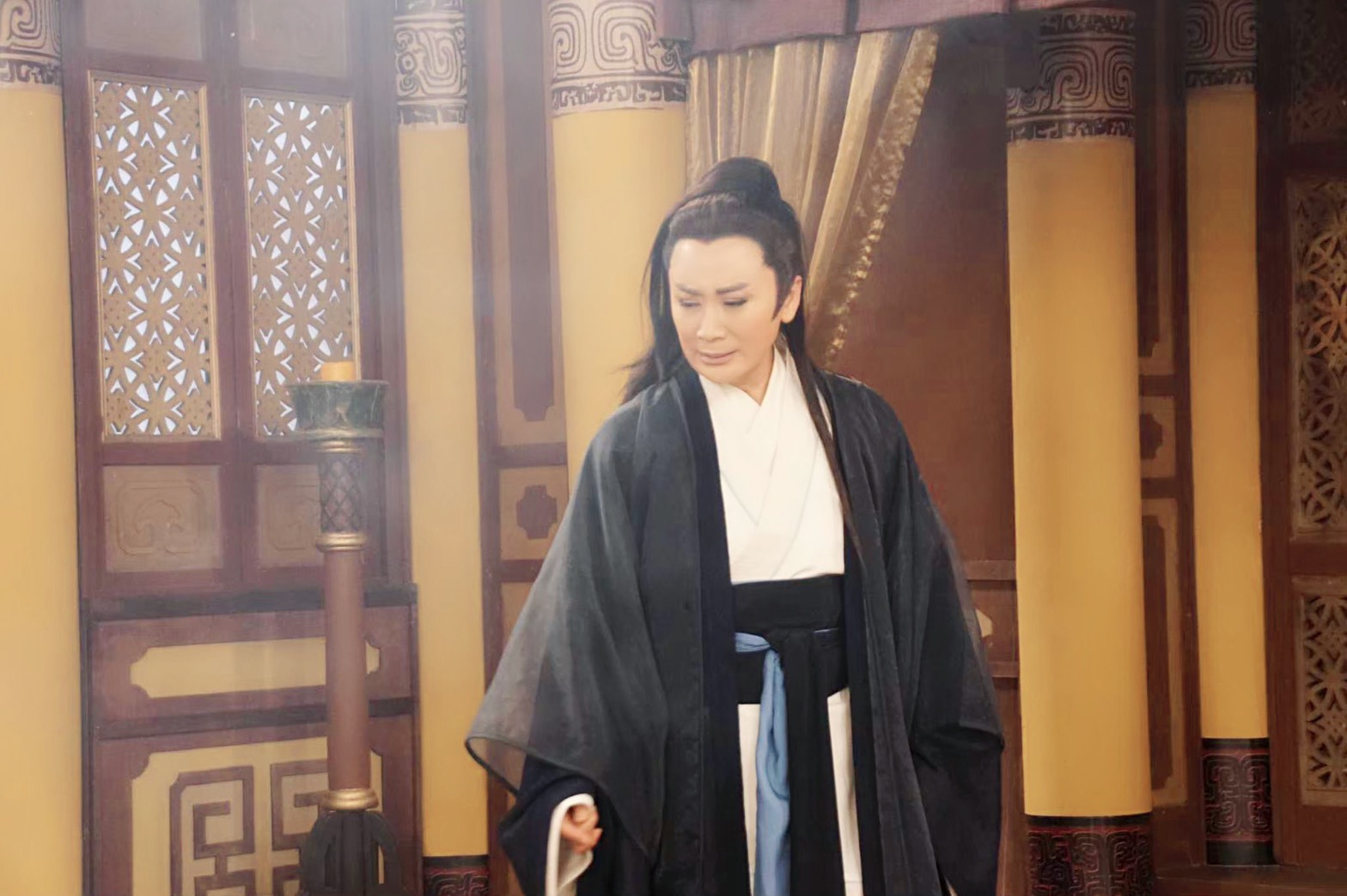 陳亞蘭飾演的趙朔慘死後，魂魄回歸託夢娘子，網友笑讚「做鬼也帥慘」。