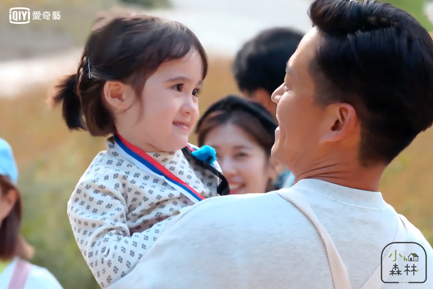 李瑞鎮在《小森林》超疼愛混血小女孩布魯。（愛奇藝台灣站提供）