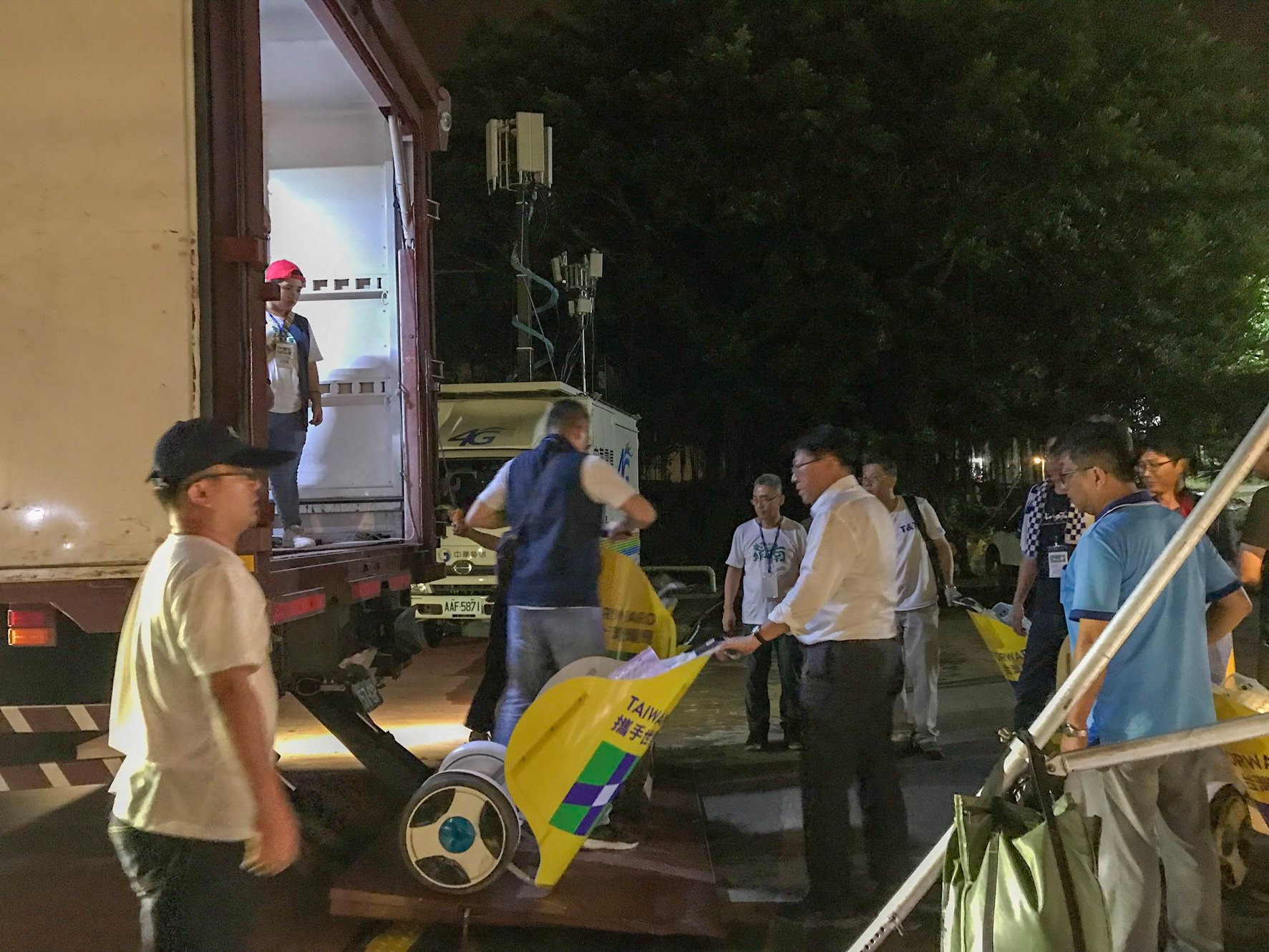 潘孟安請求民眾將抱怨留給縣府團隊，對於所有一起完成國慶煙火的志工、警察、消防、醫護等相關人員送上掌聲。（翻攝潘孟安臉書）