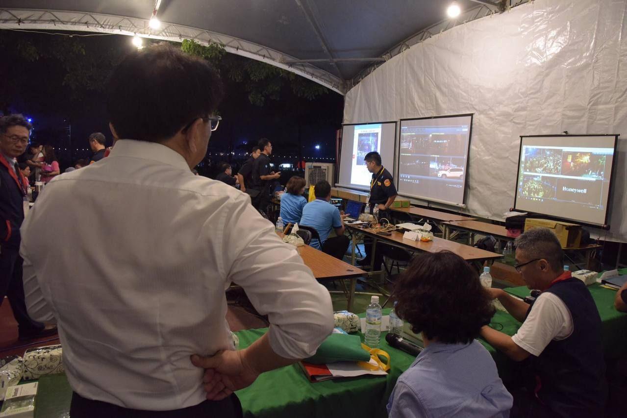 昨日下午接二連三的暴雨，導致施放國慶煙火的屏東河濱公園泥濘且接駁更加紊亂。（翻攝潘孟安臉書）
