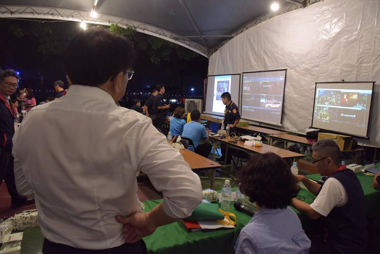 昨日下午接二連三的暴雨，導致施放國慶煙火的屏東河濱公園泥濘且接駁更加紊亂。（翻攝潘孟安臉書）