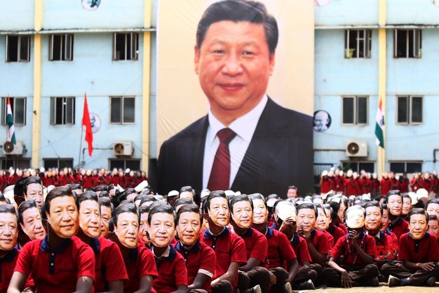 印度清奈地區一間學校，為迎接習近平到來，竟要兩千學生戴上習近平面具。（翻攝自NDTV）