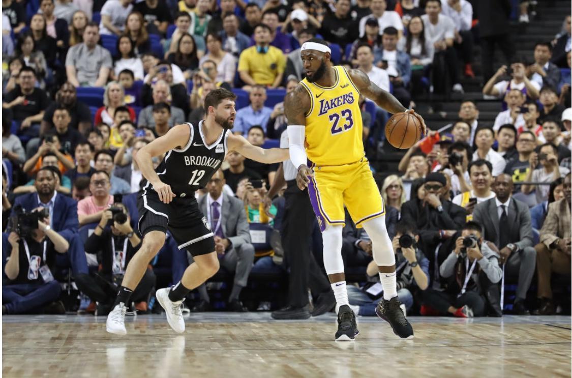 不受中國官方抵制影響，NBA上海賽仍然大爆滿，幾乎座無虛席。（翻攝自NBA中國官方網站）
