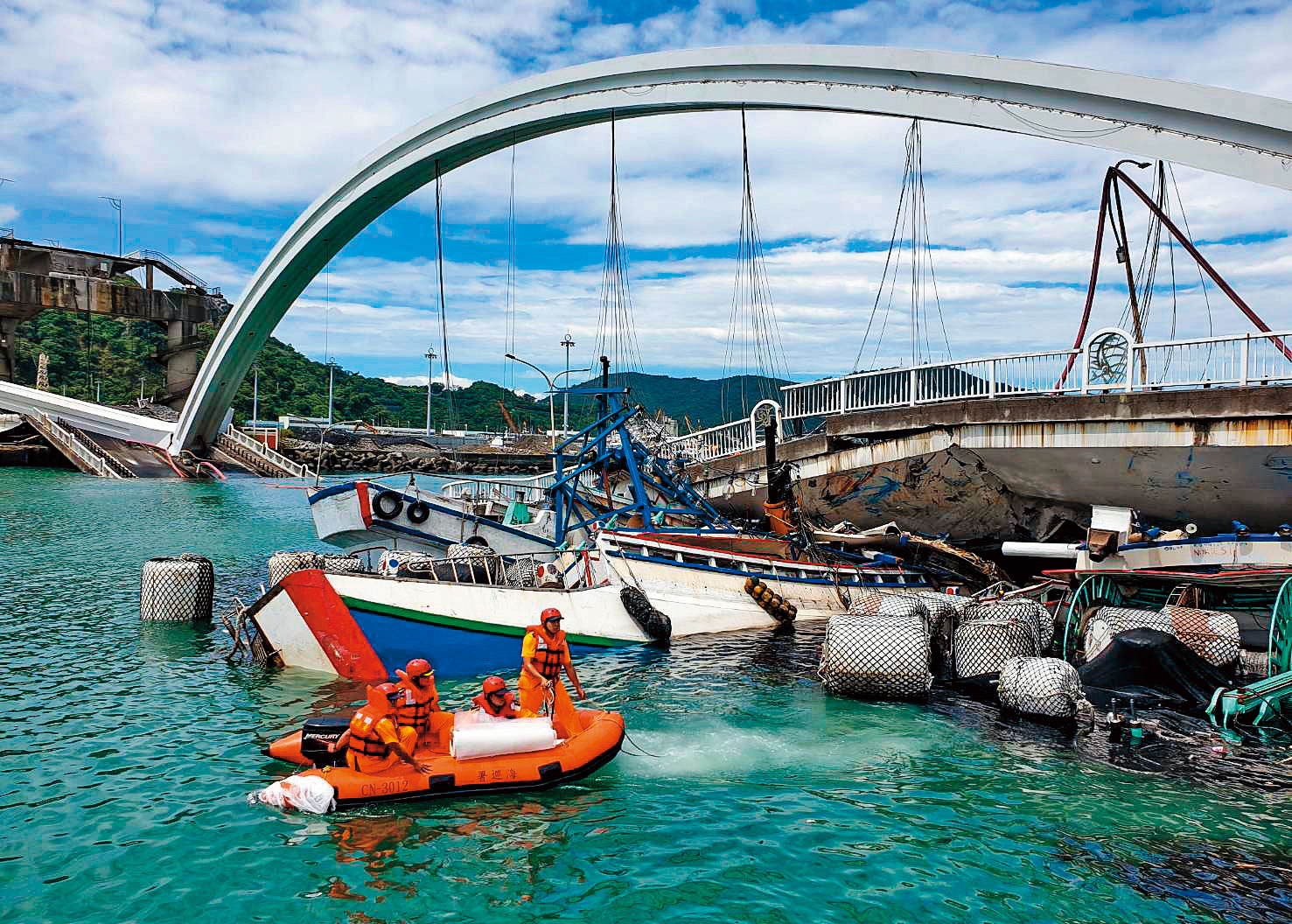 10月1日南方澳跨港大橋斷裂，壓毀3艘漁船、19人傷亡。海巡署成立應變中心，派遣71員、3艇前往救援。（翻攝海巡署長室臉書）