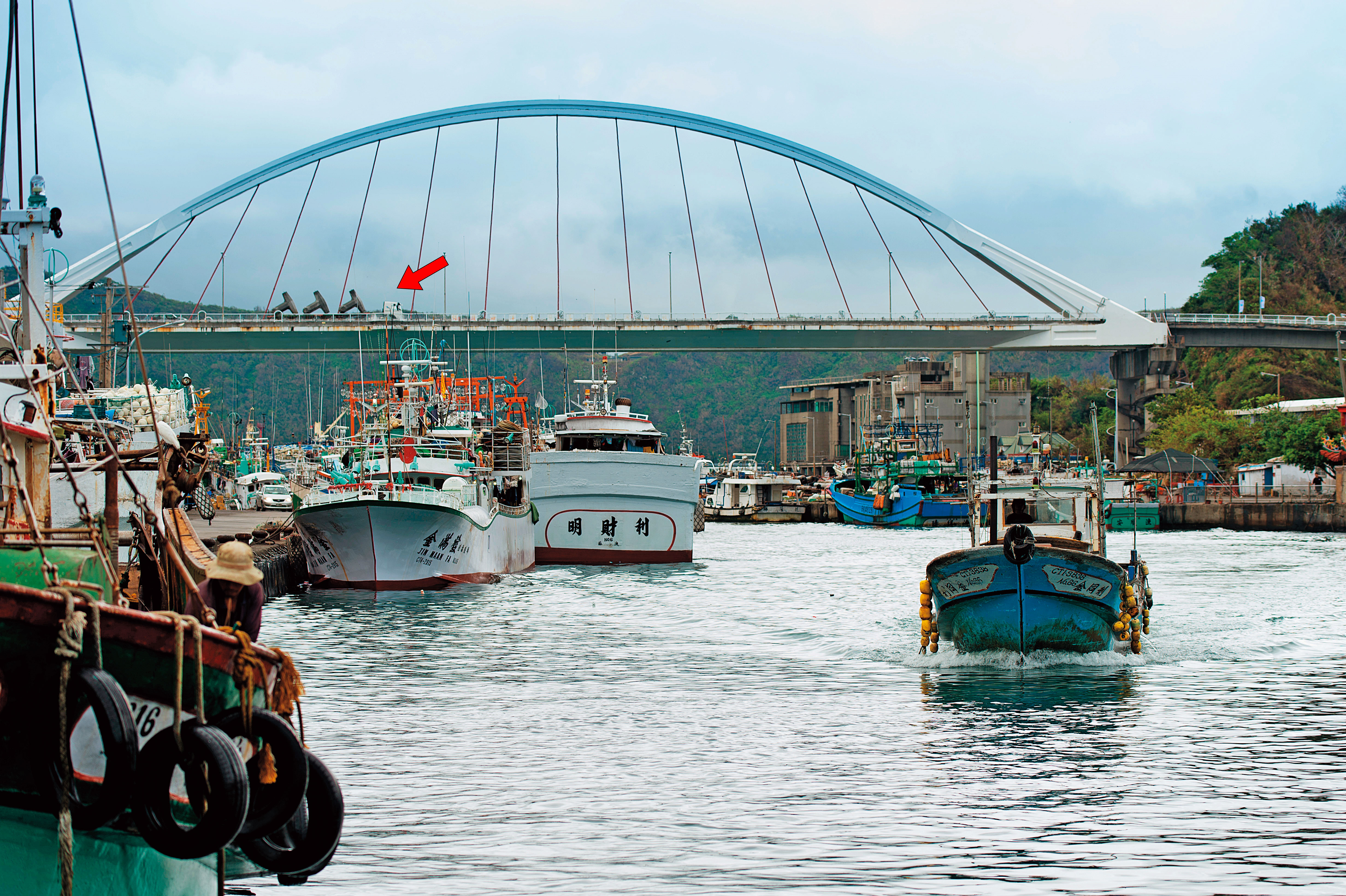 南方澳跨港大橋斷橋前，常有卡車載消波塊（箭頭處）駛過，當地民眾懷疑車輛超載行駛為釀禍因素。