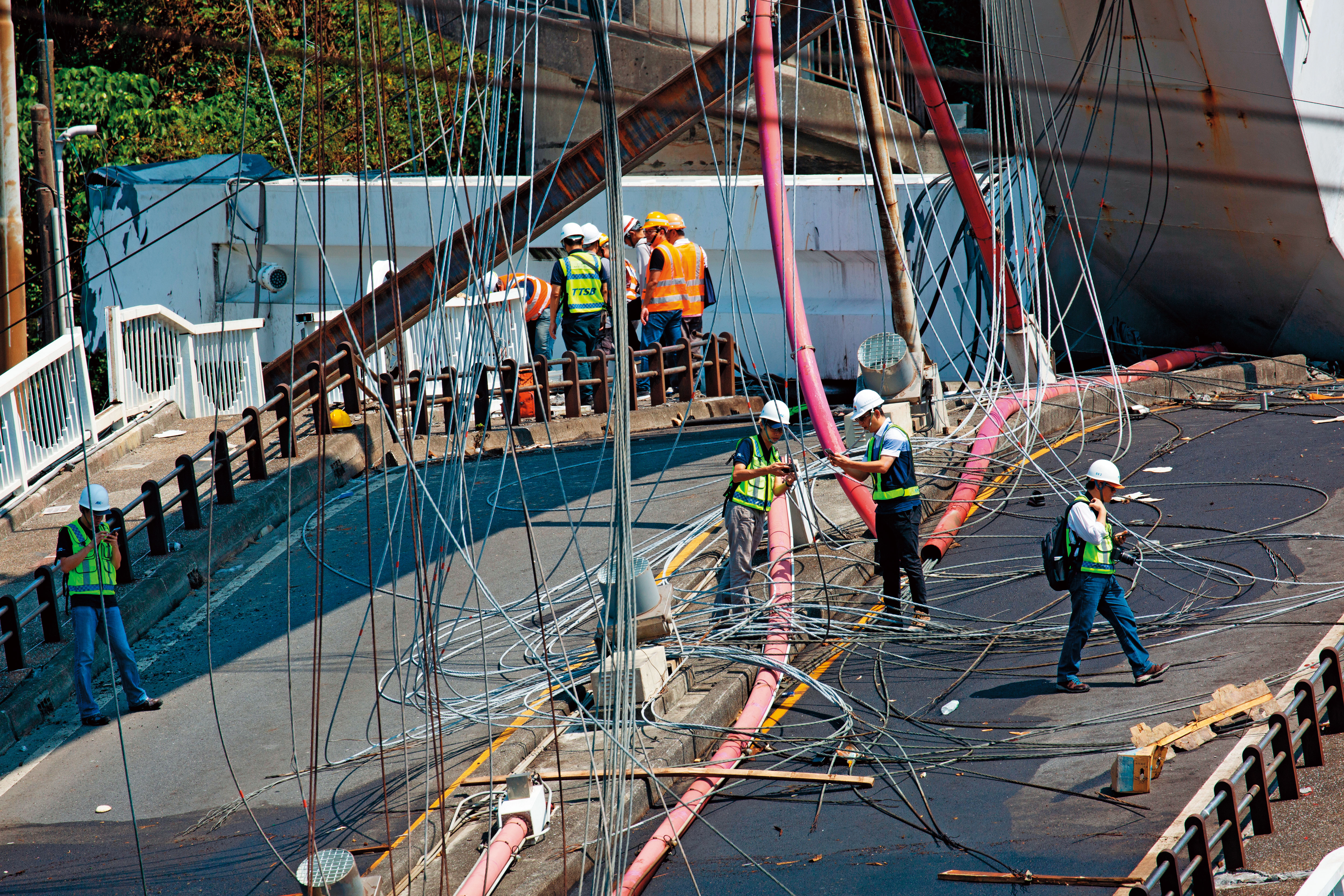 南方澳跨港大橋斷裂初步研判與吊索鏽蝕斷裂有關，現已進入司法調查，交通部調查報告表定於年底選後才會出爐。