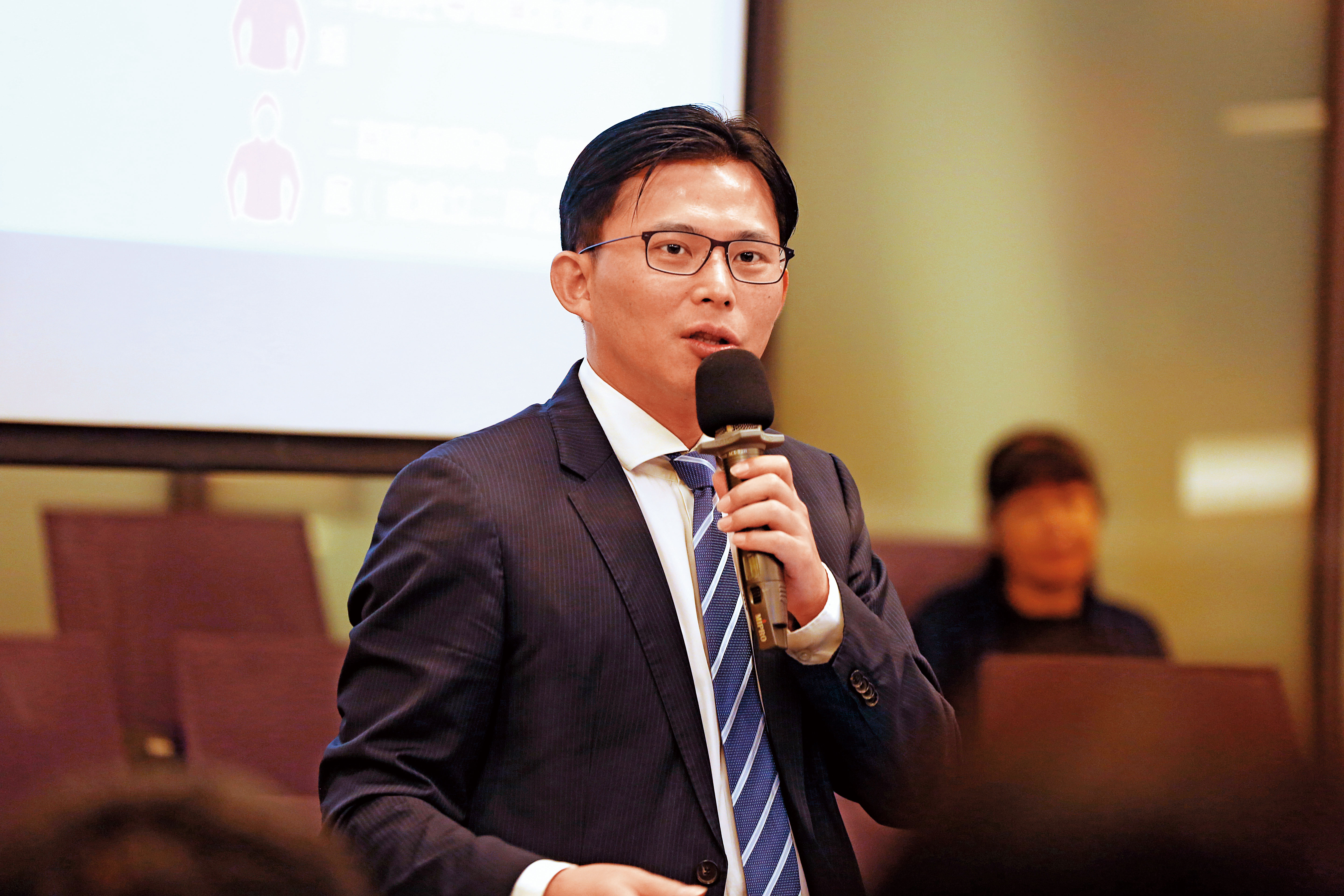 立委黃國昌痛批，宜蘭縣政府僅採目視法檢測南方澳大橋，才會釀災。